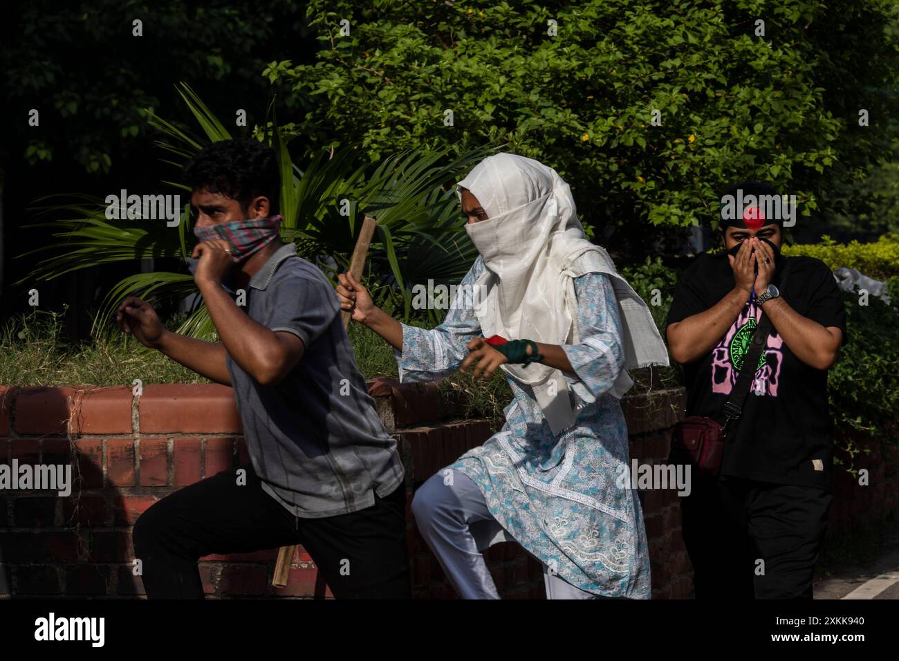Dhaka, Bangladesch. Juli 2024. Demonstranten verlassen den Campus während der Demonstration. Bangladeschische Studenten trauern um ihre Klassenkameraden, die bei Protesten über die Einstellungsregeln für den öffentlichen Dienst getötet wurden. Die Regierung ordnete daraufhin die unbestimmte Schließung von Schulen landesweit an, um die Ordnung wiederherzustellen. Laut Polizeiberichten stießen Demonstranten, die sich gegen Quoten für Regierungsjobs aussprachen, mit Gegenprotestierenden, die der Regierungspartei loyal sind. (Credit Image: © Sazzad Hossain/SOPA Images via ZUMA Press Wire) NUR REDAKTIONELLE VERWENDUNG! Nicht für kommerzielle ZWECKE! Stockfoto