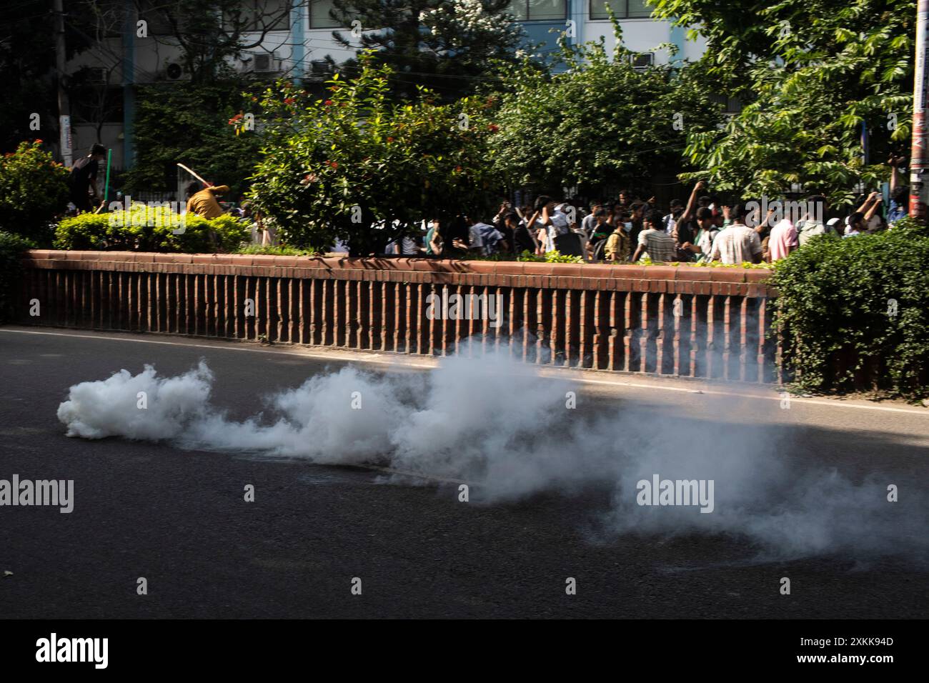 17. Juli 2024, Dhaka, Bangladesch: Bangladesch Polizeikräfte feuern Tränengranaten ab, während Studenten während der Demonstration an der Universität Dhaka protestieren. Bangladeschische Studenten trauern um ihre Klassenkameraden, die bei Protesten über die Einstellungsregeln für den öffentlichen Dienst getötet wurden. Die Regierung ordnete daraufhin die unbestimmte Schließung von Schulen landesweit an, um die Ordnung wiederherzustellen. Laut Polizeiberichten stießen Demonstranten, die sich gegen Quoten für Regierungsjobs aussprachen, mit Gegenprotestierenden, die der Regierungspartei loyal sind. (Credit Image: © Sazzad Hossain/SOPA Images via ZUMA Press Wire) NUR REDAKTIONELLE VERWENDUNG! Nicht für kommerzielle USA Stockfoto