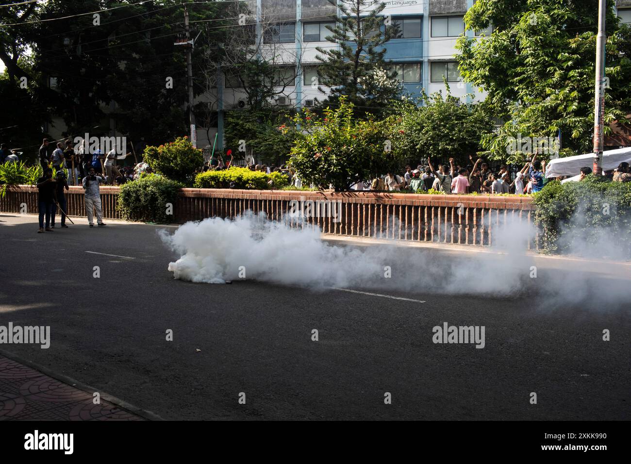17. Juli 2024, Dhaka, Bangladesch: Bangladesch Polizeikräfte feuern Tränengranaten ab, während Studenten während der Demonstration an der Universität Dhaka protestieren. Bangladeschische Studenten trauern um ihre Klassenkameraden, die bei Protesten über die Einstellungsregeln für den öffentlichen Dienst getötet wurden. Die Regierung ordnete daraufhin die unbestimmte Schließung von Schulen landesweit an, um die Ordnung wiederherzustellen. Laut Polizeiberichten stießen Demonstranten, die sich gegen Quoten für Regierungsjobs aussprachen, mit Gegenprotestierenden, die der Regierungspartei loyal sind. (Credit Image: © Sazzad Hossain/SOPA Images via ZUMA Press Wire) NUR REDAKTIONELLE VERWENDUNG! Nicht für kommerzielle USA Stockfoto