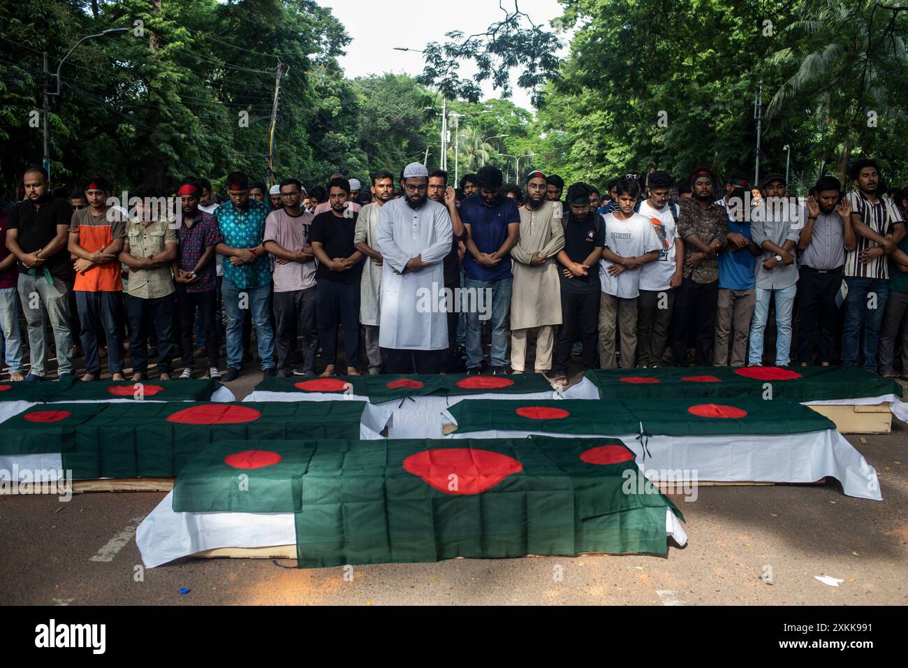 17. Juli 2024, Dhaka, Bangladesch: Anti-Quoten-Demonstranten bieten ihre Gebete vor den Dummensärgen an der Universität Dhaka während der Demonstration an. Bangladeschische Studenten trauern um ihre Klassenkameraden, die bei Protesten über die Einstellungsregeln für den öffentlichen Dienst getötet wurden. Die Regierung ordnete daraufhin die unbestimmte Schließung von Schulen landesweit an, um die Ordnung wiederherzustellen. Laut Polizeiberichten stießen Demonstranten, die sich gegen Quoten für Regierungsjobs aussprachen, mit Gegenprotestierenden, die der Regierungspartei loyal sind. (Credit Image: © Sazzad Hossain/SOPA Images via ZUMA Press Wire) NUR REDAKTIONELLE VERWENDUNG! Nicht für kommerzielle Zwecke Stockfoto