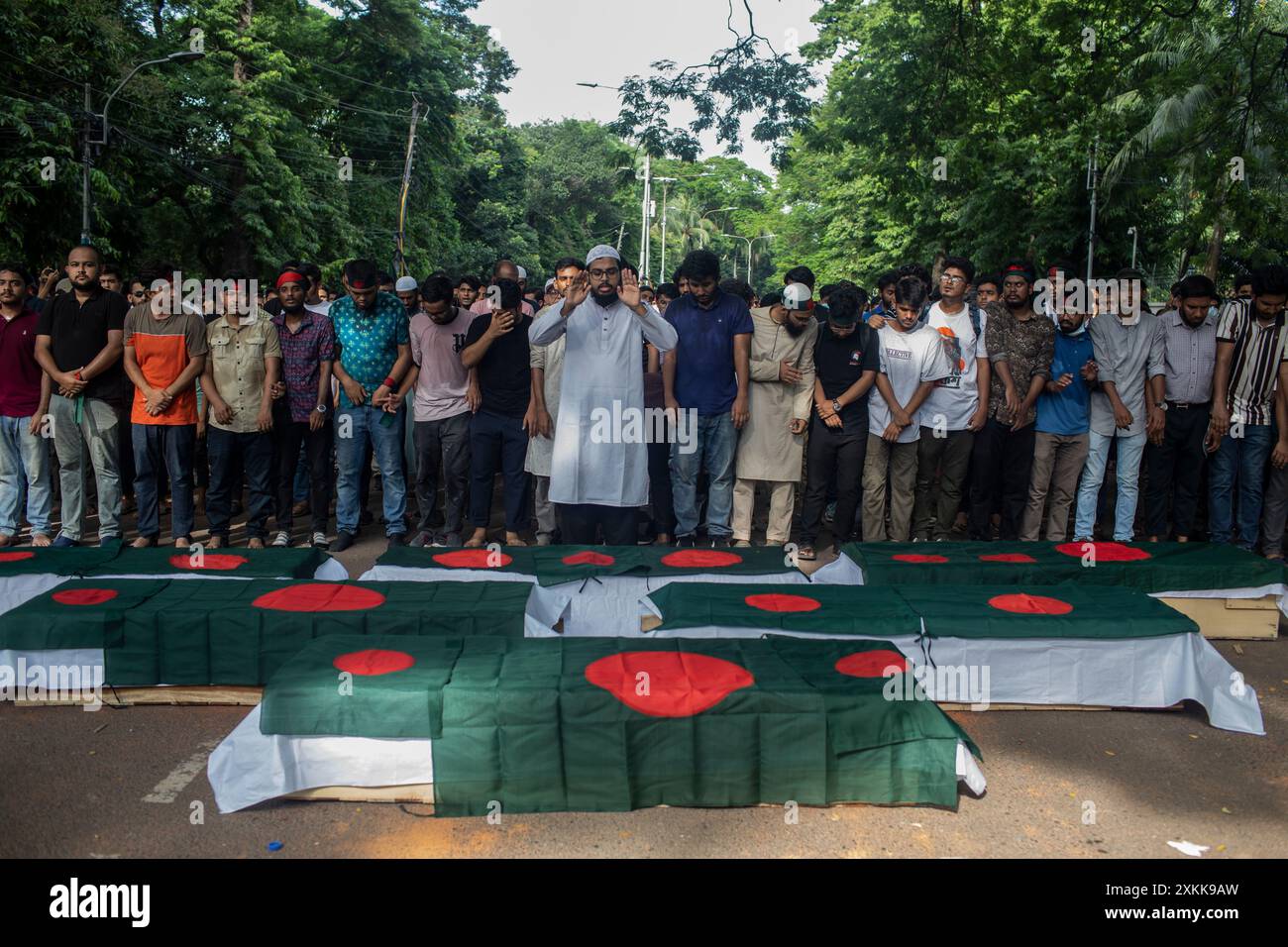 17. Juli 2024, Dhaka, Bangladesch: Anti-Quoten-Demonstranten bieten ihre Gebete vor den Dummensärgen an der Universität Dhaka während der Demonstration an. Bangladeschische Studenten trauern um ihre Klassenkameraden, die bei Protesten über die Einstellungsregeln für den öffentlichen Dienst getötet wurden. Die Regierung ordnete daraufhin die unbestimmte Schließung von Schulen landesweit an, um die Ordnung wiederherzustellen. Laut Polizeiberichten stießen Demonstranten, die sich gegen Quoten für Regierungsjobs aussprachen, mit Gegenprotestierenden, die der Regierungspartei loyal sind. (Credit Image: © Sazzad Hossain/SOPA Images via ZUMA Press Wire) NUR REDAKTIONELLE VERWENDUNG! Nicht für kommerzielle Zwecke Stockfoto