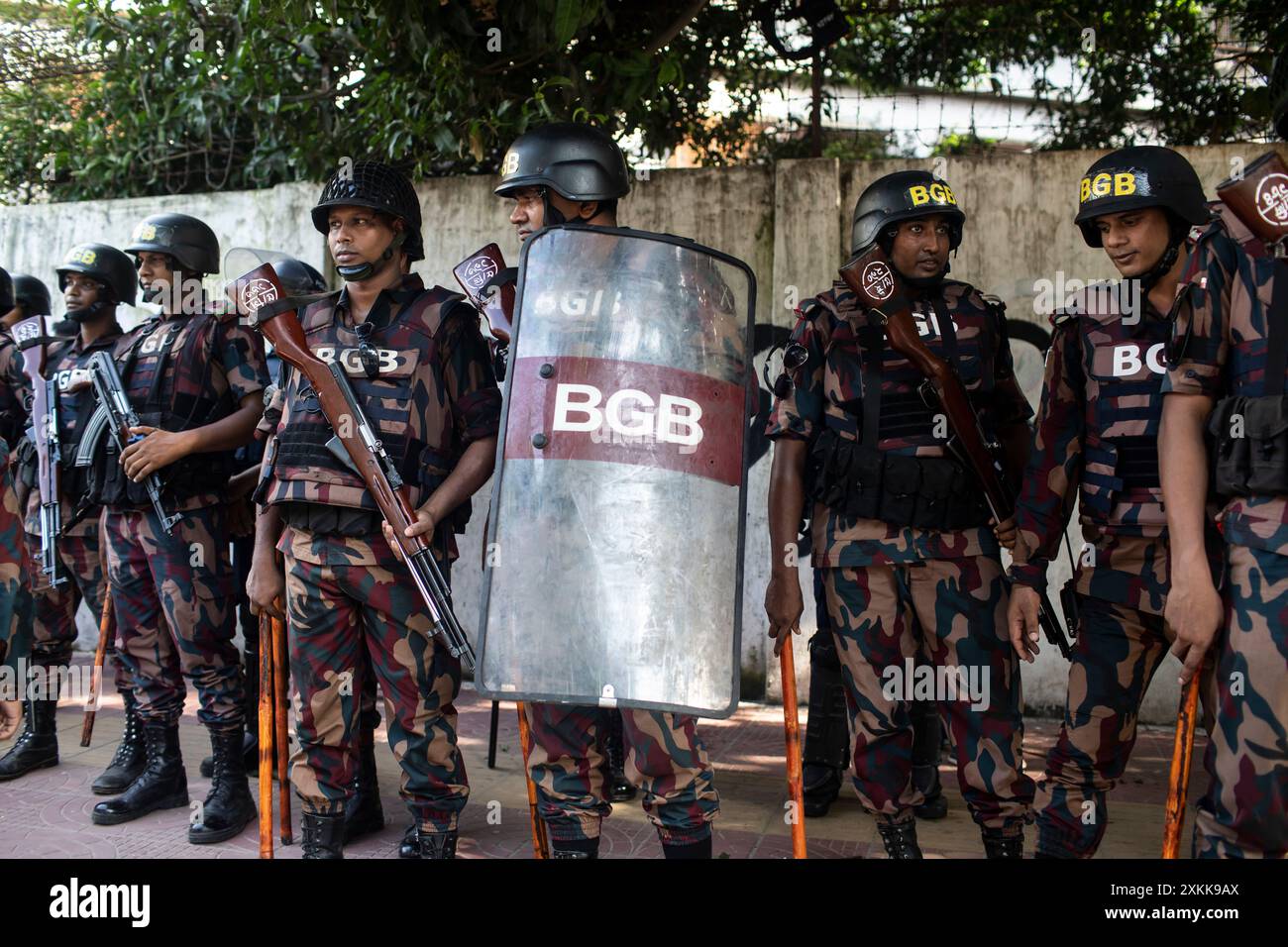Dhaka, Bangladesch. Juli 2024. Grenzschutzbeamte Bangladesch (BGB) nehmen während der Demonstration Stellung im Gebiet der Universität Dhaka ein. Bangladeschische Studenten trauern um ihre Klassenkameraden, die bei Protesten über die Einstellungsregeln für den öffentlichen Dienst getötet wurden. Die Regierung ordnete daraufhin die unbestimmte Schließung von Schulen landesweit an, um die Ordnung wiederherzustellen. Laut Polizeiberichten stießen Demonstranten, die sich gegen Quoten für Regierungsjobs aussprachen, mit Gegenprotestierenden, die der Regierungspartei loyal sind. (Credit Image: © Sazzad Hossain/SOPA Images via ZUMA Press Wire) NUR REDAKTIONELLE VERWENDUNG! Nicht für kommerzielle ZWECKE! Stockfoto