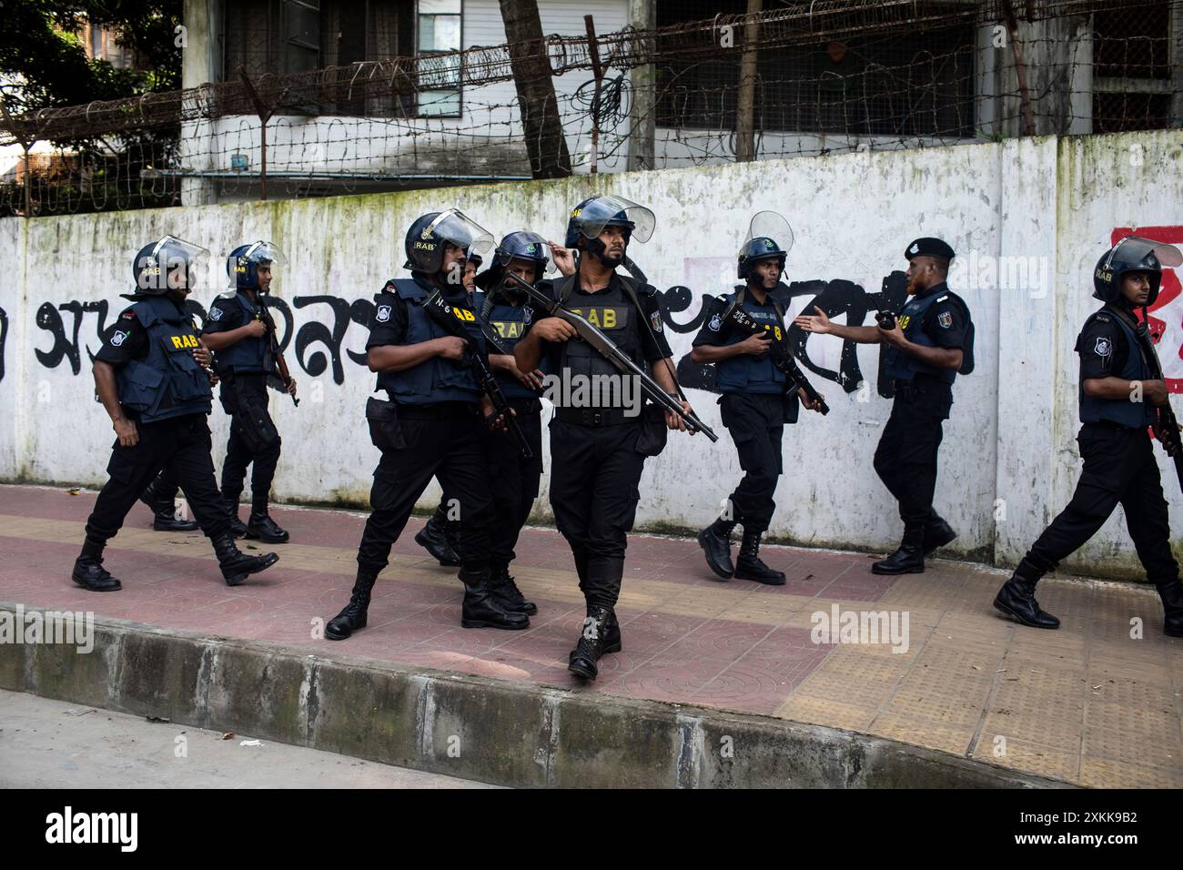 Dhaka, Bangladesch. Juli 2024. Das Rapid Action Battalion (RAB) nimmt während der Demonstration Position im Gebiet der Universität Dhaka ein. Bangladeschische Studenten trauern um ihre Klassenkameraden, die bei Protesten über die Einstellungsregeln für den öffentlichen Dienst getötet wurden. Die Regierung ordnete daraufhin die unbestimmte Schließung von Schulen landesweit an, um die Ordnung wiederherzustellen. Laut Polizeiberichten stießen Demonstranten, die sich gegen Quoten für Regierungsjobs aussprachen, mit Gegenprotestierenden, die der Regierungspartei loyal sind. (Credit Image: © Sazzad Hossain/SOPA Images via ZUMA Press Wire) NUR REDAKTIONELLE VERWENDUNG! Nicht für kommerzielle ZWECKE! Stockfoto