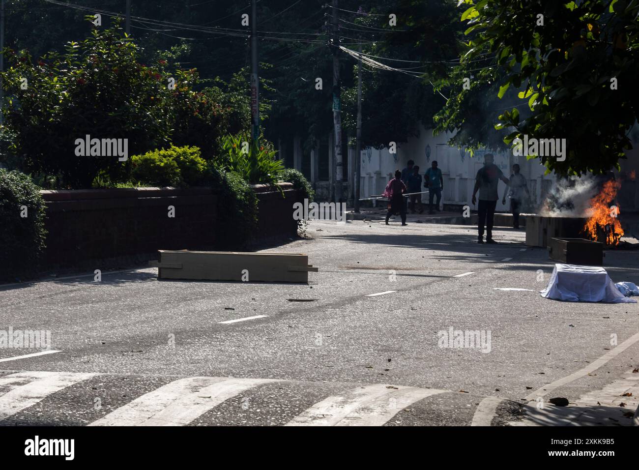 Dhaka, Bangladesch. Juli 2024. Die Schüler haben während der Demonstration Holz angezündet. Bangladeschische Studenten trauern um ihre Klassenkameraden, die bei Protesten über die Einstellungsregeln für den öffentlichen Dienst getötet wurden. Die Regierung ordnete daraufhin die unbestimmte Schließung von Schulen landesweit an, um die Ordnung wiederherzustellen. Laut Polizeiberichten stießen Demonstranten, die sich gegen Quoten für Regierungsjobs aussprachen, mit Gegenprotestierenden, die der Regierungspartei loyal sind. (Credit Image: © Sazzad Hossain/SOPA Images via ZUMA Press Wire) NUR REDAKTIONELLE VERWENDUNG! Nicht für kommerzielle ZWECKE! Stockfoto