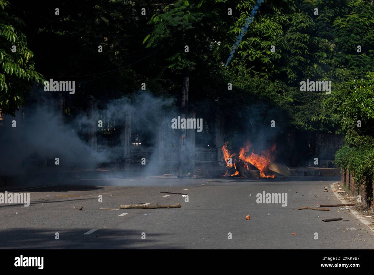 17. Juli 2024, Dhaka, Bangladesch: Bangladesch Polizeikräfte feuern Tränengranaten ab, während Studenten während der Demonstration an der Universität Dhaka protestieren. Bangladeschische Studenten trauern um ihre Klassenkameraden, die bei Protesten über die Einstellungsregeln für den öffentlichen Dienst getötet wurden. Die Regierung ordnete daraufhin die unbestimmte Schließung von Schulen landesweit an, um die Ordnung wiederherzustellen. Laut Polizeiberichten stießen Demonstranten, die sich gegen Quoten für Regierungsjobs aussprachen, mit Gegenprotestierenden, die der Regierungspartei loyal sind. (Credit Image: © Sazzad Hossain/SOPA Images via ZUMA Press Wire) NUR REDAKTIONELLE VERWENDUNG! Nicht für kommerzielle USA Stockfoto