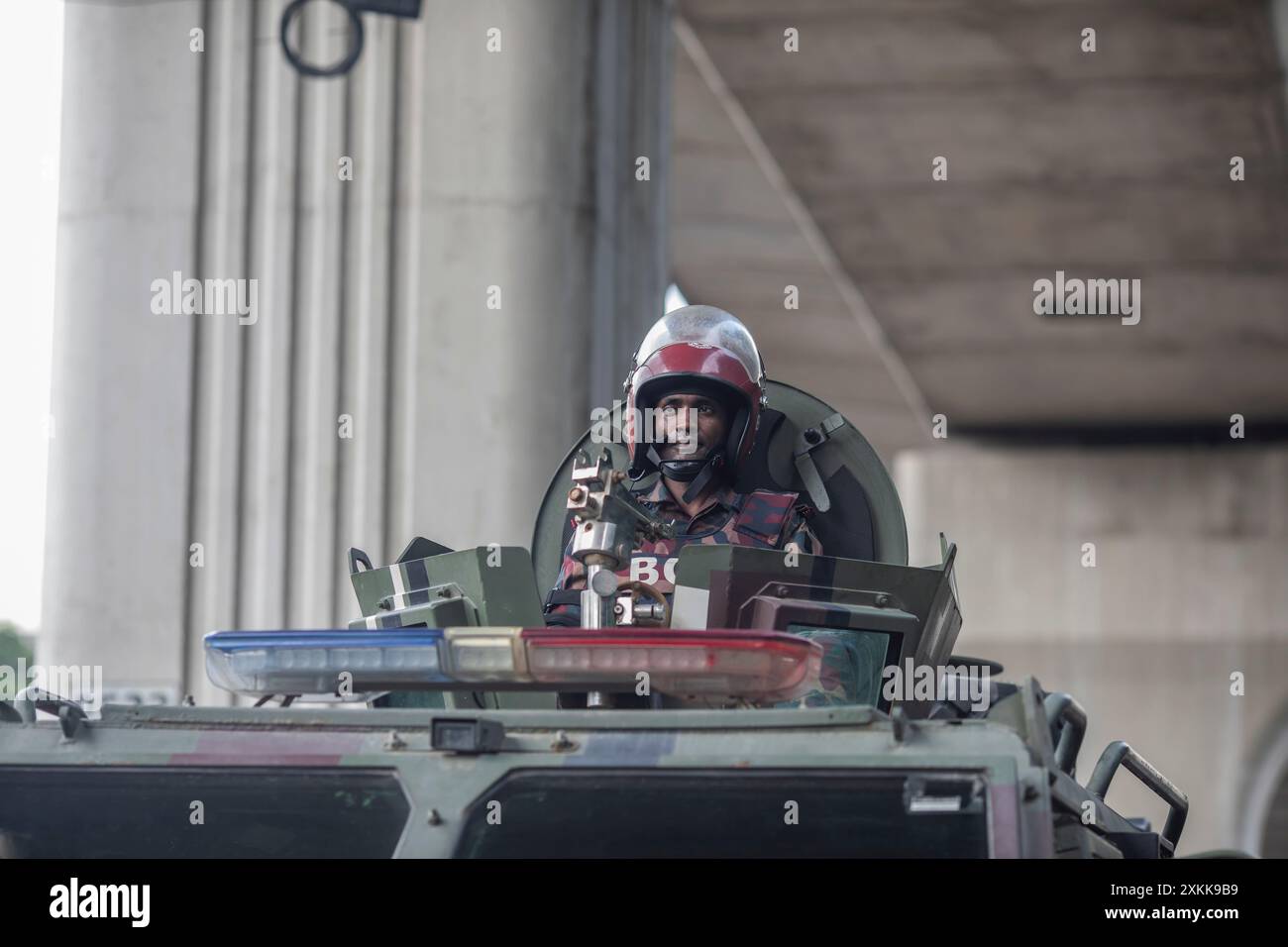 Dhaka, Bangladesch. Juli 2024. Die Grenzwache Bangladesch (BGB) nimmt während der Demonstration Position an der Universität Dhaka ein. Bangladeschische Studenten trauern um ihre Klassenkameraden, die bei Protesten über die Einstellungsregeln für den öffentlichen Dienst getötet wurden. Die Regierung ordnete daraufhin die unbestimmte Schließung von Schulen landesweit an, um die Ordnung wiederherzustellen. Laut Polizeiberichten stießen Demonstranten, die sich gegen Quoten für Regierungsjobs aussprachen, mit Gegenprotestierenden, die der Regierungspartei loyal sind. (Credit Image: © Sazzad Hossain/SOPA Images via ZUMA Press Wire) NUR REDAKTIONELLE VERWENDUNG! Nicht für kommerzielle ZWECKE! Stockfoto