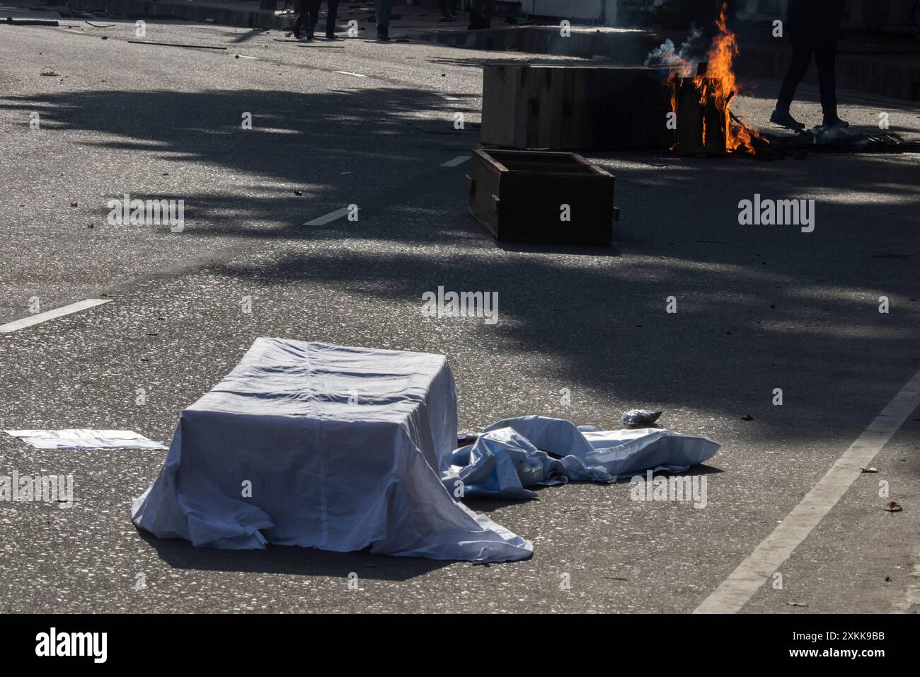 Dhaka, Bangladesch. Juli 2024. Die Schüler haben während der Demonstration Holz angezündet. Bangladeschische Studenten trauern um ihre Klassenkameraden, die bei Protesten über die Einstellungsregeln für den öffentlichen Dienst getötet wurden. Die Regierung ordnete daraufhin die unbestimmte Schließung von Schulen landesweit an, um die Ordnung wiederherzustellen. Laut Polizeiberichten stießen Demonstranten, die sich gegen Quoten für Regierungsjobs aussprachen, mit Gegenprotestierenden, die der Regierungspartei loyal sind. (Credit Image: © Sazzad Hossain/SOPA Images via ZUMA Press Wire) NUR REDAKTIONELLE VERWENDUNG! Nicht für kommerzielle ZWECKE! Stockfoto