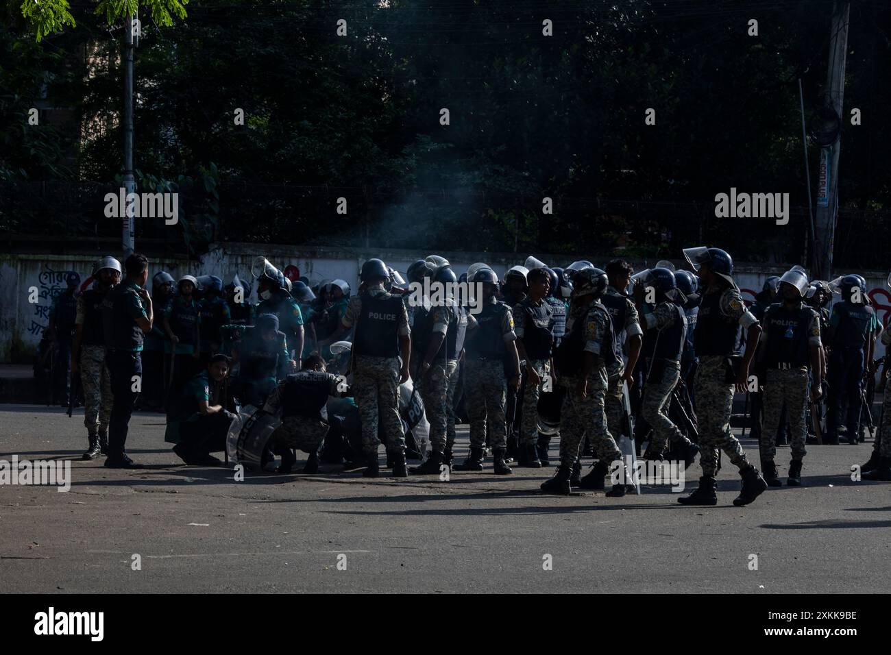Dhaka, Bangladesch. Juli 2024. Die Polizei nimmt während der Demonstration Stellung im Bereich der Universität Dhaka. Bangladeschische Studenten trauern um ihre Klassenkameraden, die bei Protesten über die Einstellungsregeln für den öffentlichen Dienst getötet wurden. Die Regierung ordnete daraufhin die unbestimmte Schließung von Schulen landesweit an, um die Ordnung wiederherzustellen. Laut Polizeiberichten stießen Demonstranten, die sich gegen Quoten für Regierungsjobs aussprachen, mit Gegenprotestierenden, die der Regierungspartei loyal sind. (Credit Image: © Sazzad Hossain/SOPA Images via ZUMA Press Wire) NUR REDAKTIONELLE VERWENDUNG! Nicht für kommerzielle ZWECKE! Stockfoto