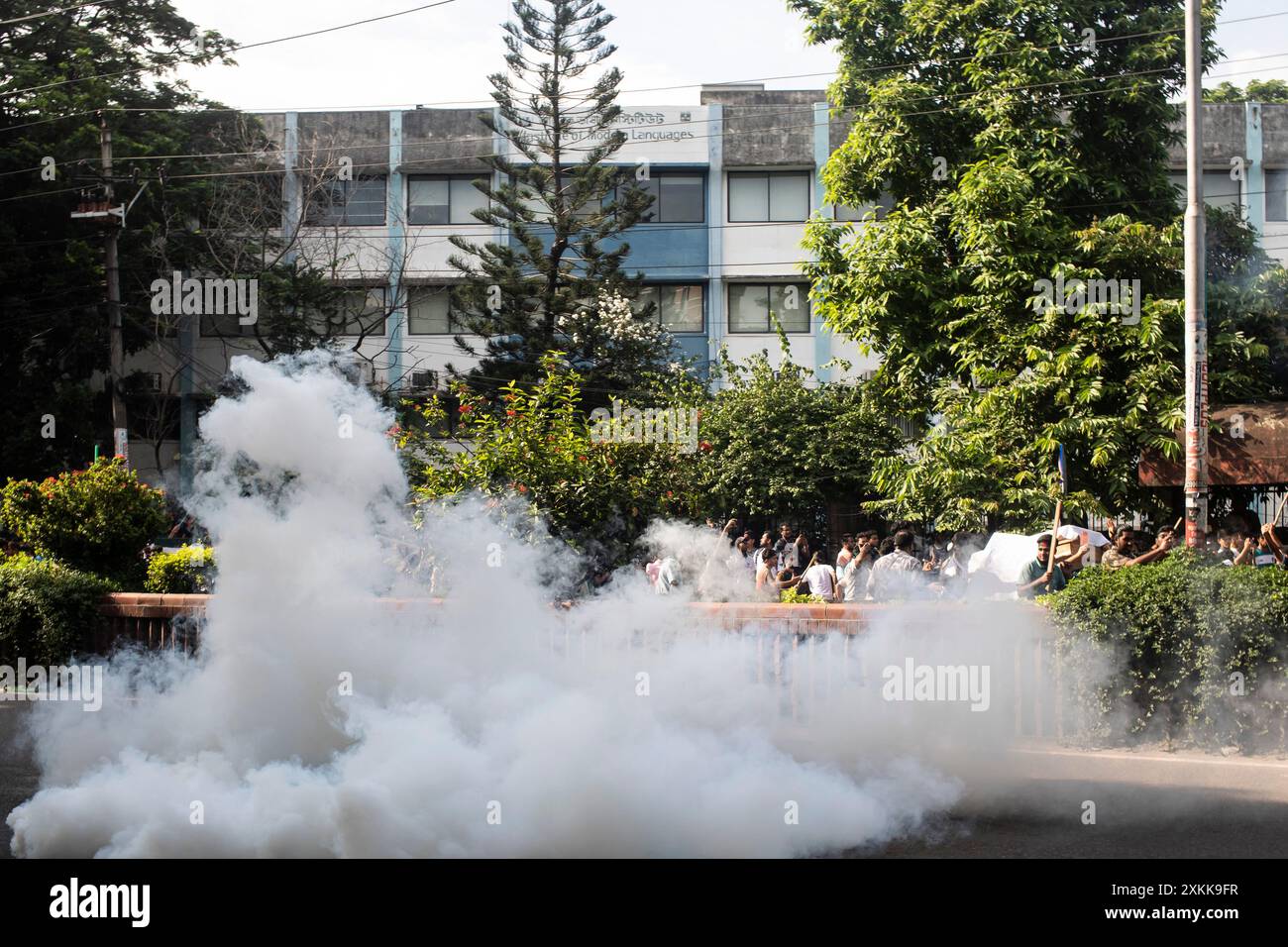 17. Juli 2024, Dhaka, Bangladesch: Bangladesch Polizeikräfte feuern Tränengranaten ab, während Studenten während der Demonstration an der Universität Dhaka protestieren. Bangladeschische Studenten trauern um ihre Klassenkameraden, die bei Protesten über die Einstellungsregeln für den öffentlichen Dienst getötet wurden. Die Regierung ordnete daraufhin die unbestimmte Schließung von Schulen landesweit an, um die Ordnung wiederherzustellen. Laut Polizeiberichten stießen Demonstranten, die sich gegen Quoten für Regierungsjobs aussprachen, mit Gegenprotestierenden, die der Regierungspartei loyal sind. (Credit Image: © Sazzad Hossain/SOPA Images via ZUMA Press Wire) NUR REDAKTIONELLE VERWENDUNG! Nicht für kommerzielle USA Stockfoto