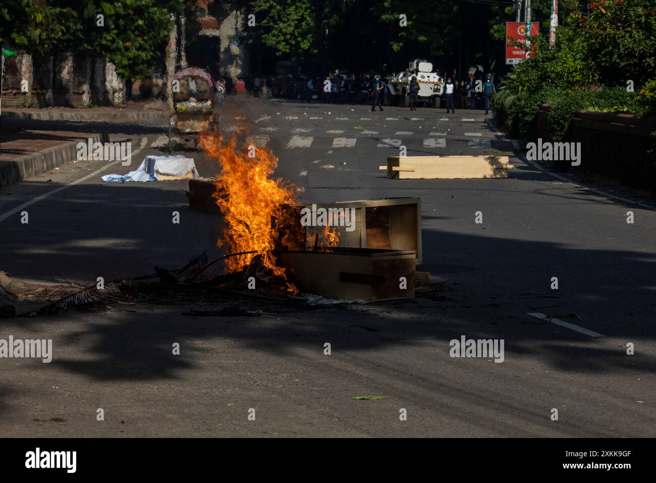 Dhaka, Bangladesch. Juli 2024. Die Schüler haben während der Demonstration Holz angezündet. Bangladeschische Studenten trauern um ihre Klassenkameraden, die bei Protesten über die Einstellungsregeln für den öffentlichen Dienst getötet wurden. Die Regierung ordnete daraufhin die unbestimmte Schließung von Schulen landesweit an, um die Ordnung wiederherzustellen. Laut Polizeiberichten stießen Demonstranten, die sich gegen Quoten für Regierungsjobs aussprachen, mit Gegenprotestierenden, die der Regierungspartei loyal sind. (Credit Image: © Sazzad Hossain/SOPA Images via ZUMA Press Wire) NUR REDAKTIONELLE VERWENDUNG! Nicht für kommerzielle ZWECKE! Stockfoto