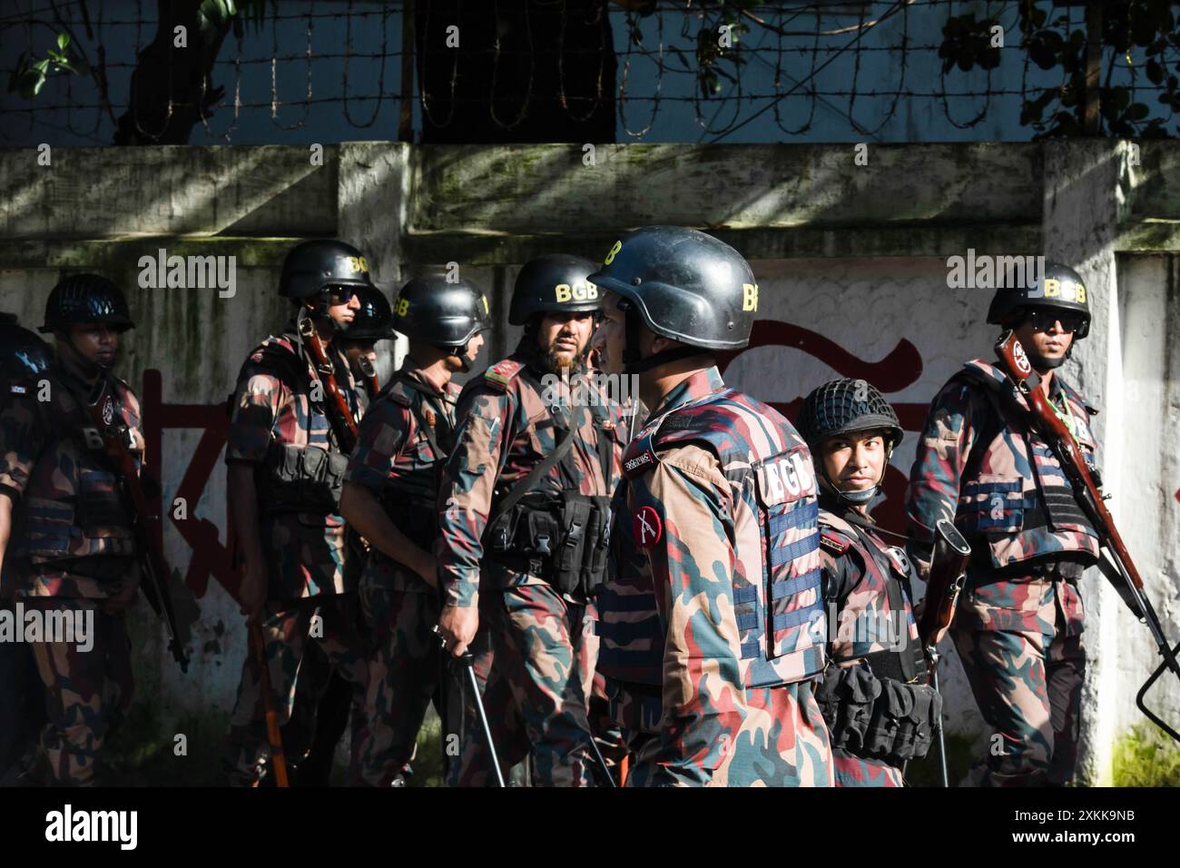 Dhaka, Bangladesch. Juli 2024. Grenzschutzbeamte Bangladesch (BGB) nehmen während der Demonstration Stellung im Gebiet der Universität Dhaka ein. Bangladeschische Studenten trauern um ihre Klassenkameraden, die bei Protesten über die Einstellungsregeln für den öffentlichen Dienst getötet wurden. Die Regierung ordnete daraufhin die unbestimmte Schließung von Schulen landesweit an, um die Ordnung wiederherzustellen. Laut Polizeiberichten stießen Demonstranten, die sich gegen Quoten für Regierungsjobs aussprachen, mit Gegenprotestierenden, die der Regierungspartei loyal sind. (Credit Image: © Sazzad Hossain/SOPA Images via ZUMA Press Wire) NUR REDAKTIONELLE VERWENDUNG! Nicht für kommerzielle ZWECKE! Stockfoto