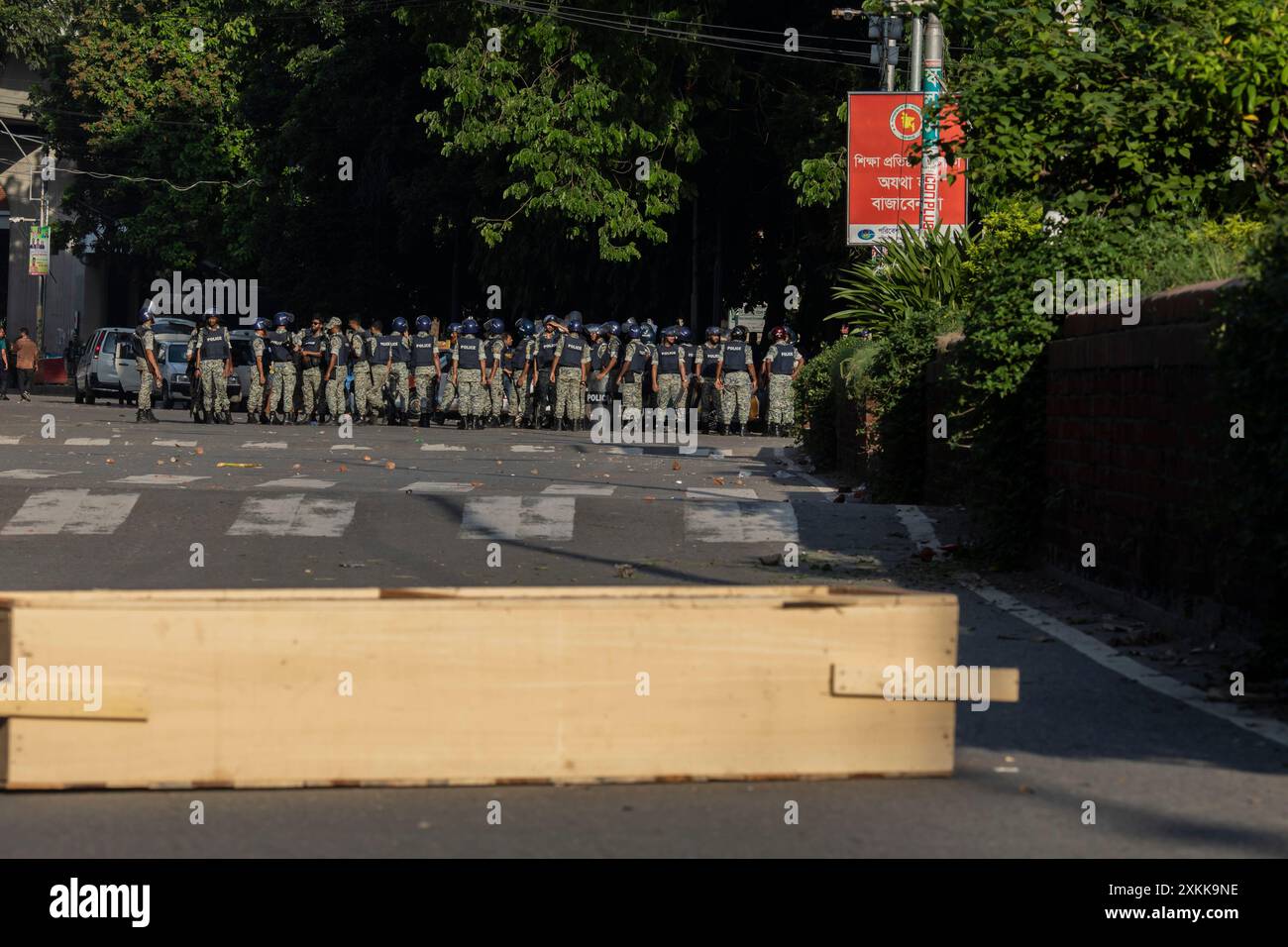 Dhaka, Bangladesch. Juli 2024. Die Polizei nimmt während der Demonstration Stellung im Bereich der Universität Dhaka. Bangladeschische Studenten trauern um ihre Klassenkameraden, die bei Protesten über die Einstellungsregeln für den öffentlichen Dienst getötet wurden. Die Regierung ordnete daraufhin die unbestimmte Schließung von Schulen landesweit an, um die Ordnung wiederherzustellen. Laut Polizeiberichten stießen Demonstranten, die sich gegen Quoten für Regierungsjobs aussprachen, mit Gegenprotestierenden, die der Regierungspartei loyal sind. (Credit Image: © Sazzad Hossain/SOPA Images via ZUMA Press Wire) NUR REDAKTIONELLE VERWENDUNG! Nicht für kommerzielle ZWECKE! Stockfoto