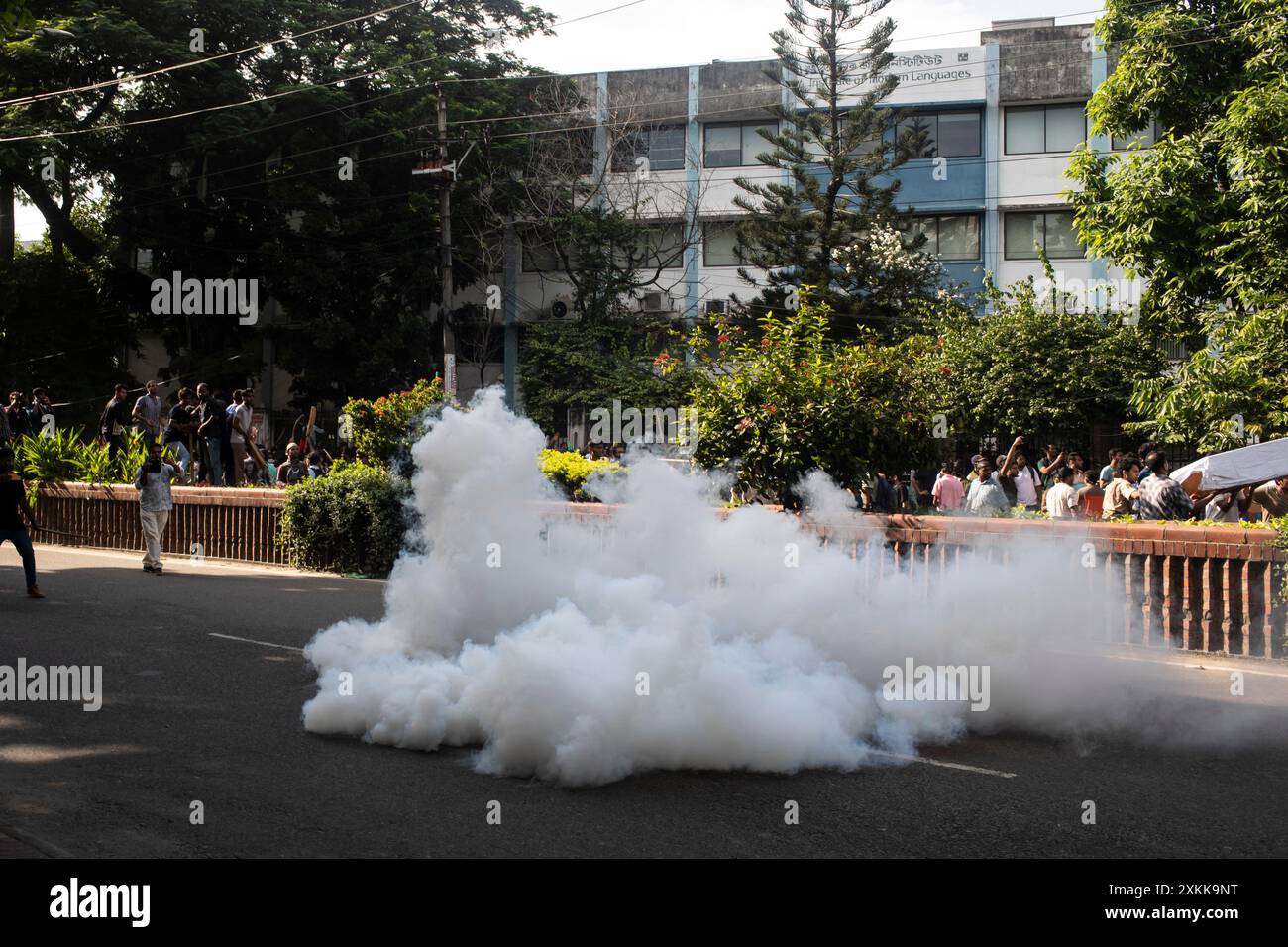 17. Juli 2024, Dhaka, Bangladesch: Bangladesch Polizeikräfte feuern Tränengranaten ab, während Studenten während der Demonstration an der Universität Dhaka protestieren. Bangladeschische Studenten trauern um ihre Klassenkameraden, die bei Protesten über die Einstellungsregeln für den öffentlichen Dienst getötet wurden. Die Regierung ordnete daraufhin die unbestimmte Schließung von Schulen landesweit an, um die Ordnung wiederherzustellen. Laut Polizeiberichten stießen Demonstranten, die sich gegen Quoten für Regierungsjobs aussprachen, mit Gegenprotestierenden, die der Regierungspartei loyal sind. (Credit Image: © Sazzad Hossain/SOPA Images via ZUMA Press Wire) NUR REDAKTIONELLE VERWENDUNG! Nicht für kommerzielle USA Stockfoto
