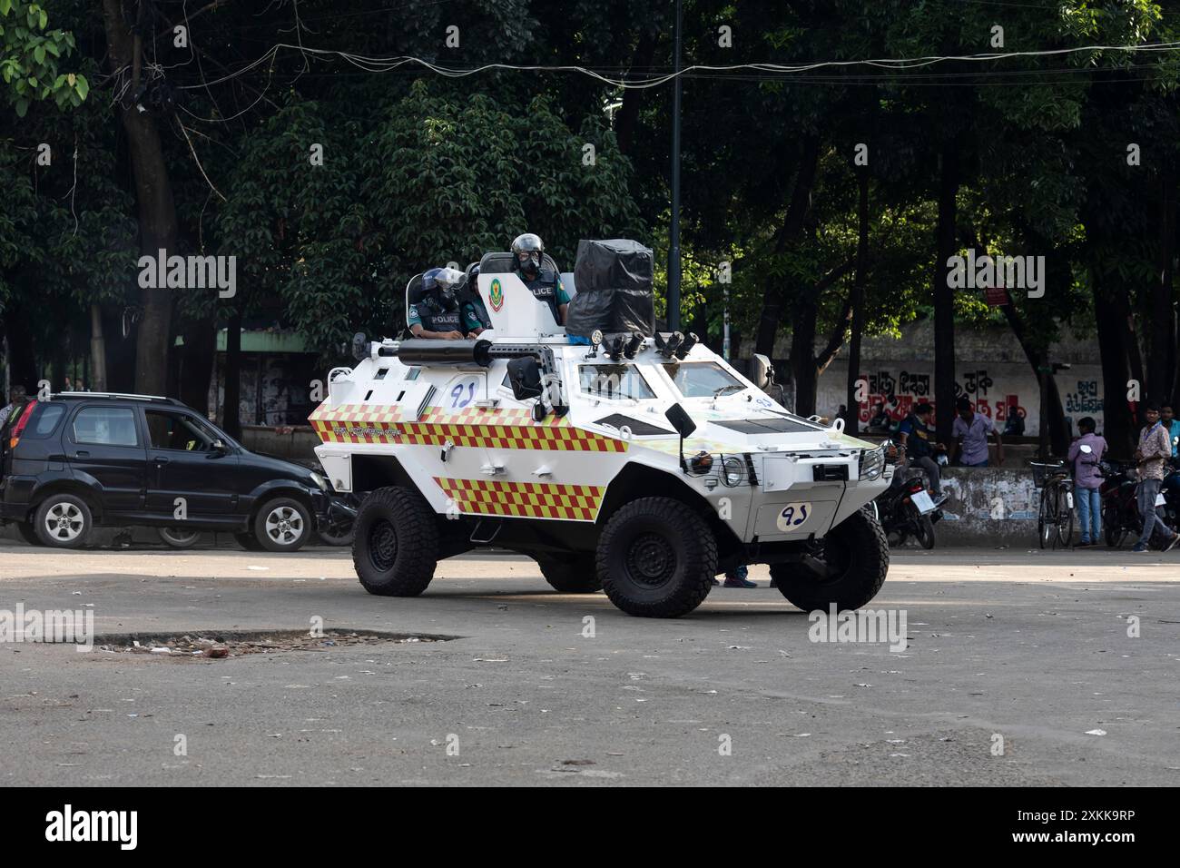 Dhaka, Bangladesch. Juli 2024. Die Polizei nimmt während der Demonstration Stellung im Bereich der Universität Dhaka. Bangladeschische Studenten trauern um ihre Klassenkameraden, die bei Protesten über die Einstellungsregeln für den öffentlichen Dienst getötet wurden. Die Regierung ordnete daraufhin die unbestimmte Schließung von Schulen landesweit an, um die Ordnung wiederherzustellen. Laut Polizeiberichten stießen Demonstranten, die sich gegen Quoten für Regierungsjobs aussprachen, mit Gegenprotestierenden, die der Regierungspartei loyal sind. (Credit Image: © Sazzad Hossain/SOPA Images via ZUMA Press Wire) NUR REDAKTIONELLE VERWENDUNG! Nicht für kommerzielle ZWECKE! Stockfoto