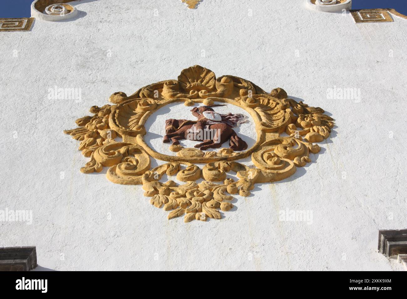 Die Darstellung eines Ritters auf einem Pferd an der Wand der Igreja Santiago Kirche in Tavira, Algarve, Portugal Stockfoto