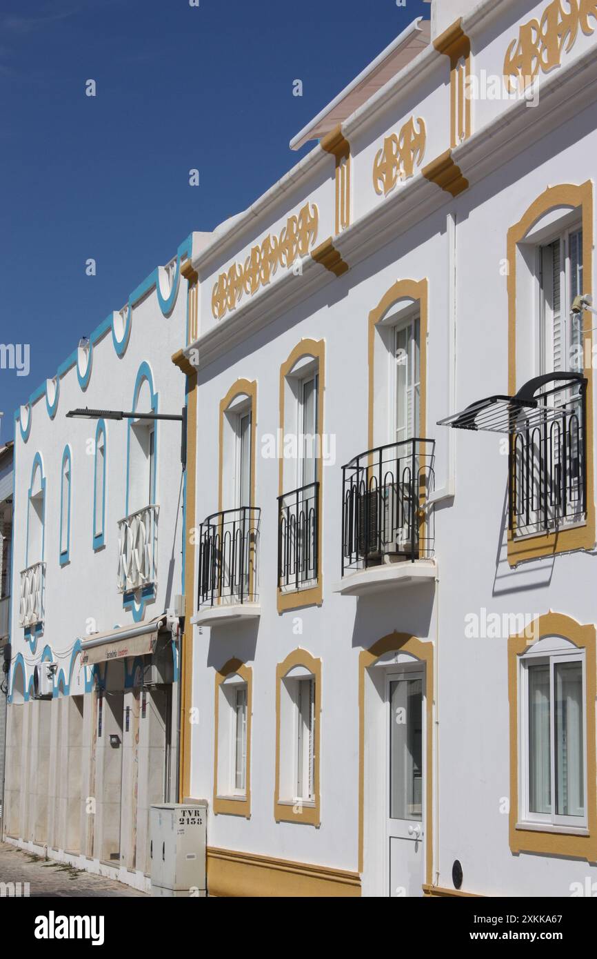 Gebäude auf der Rua Comandante Henrique Tenreiro in Cabanas, Algarve, Portugal Stockfoto