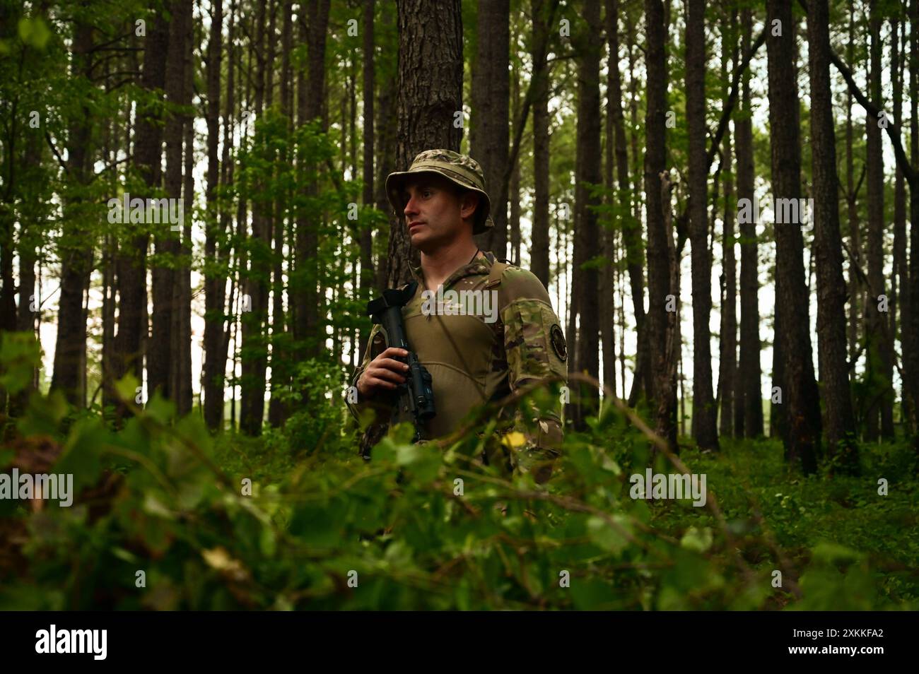 Ein US-Luftmann der 165th Security Forces Squadron, 165th Airlift Wing, Georgia Air National Guard, patrouilliert am 12. Juni 2024 während einer jährlichen Trainingsübung auf dem North Auxiliary Field, Joint Base Charleston, South Carolina. Der Zweck der Übung vor Ort ist es, agile Kampfeinsätze einzusetzen und Flieger in die Lage zu versetzen, kritische Kriegsentscheidungen mit begrenzten Ressourcen und Werkzeugen in einem simulierten, feindlichen Umfeld zu treffen. (Foto der U.S. Air National Guard von Senior Airman Victoria Coursey) Stockfoto