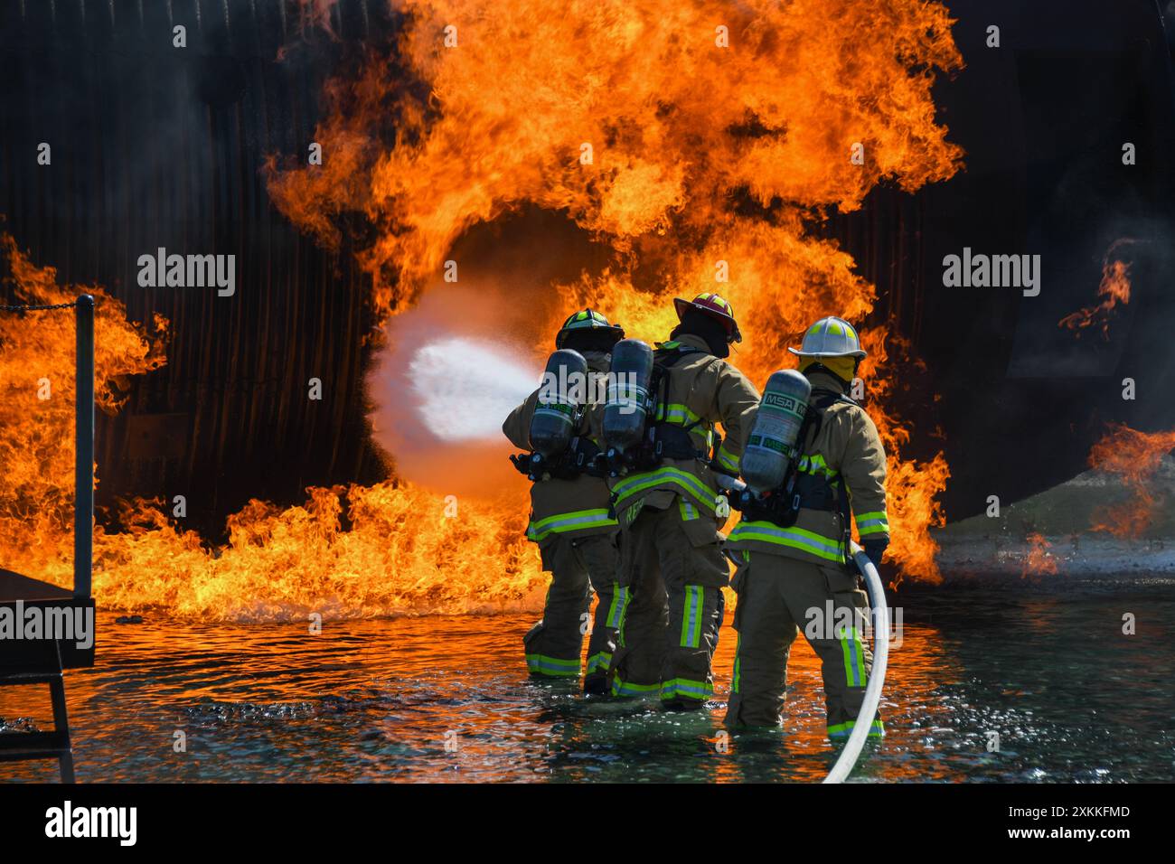 Brandschutzspezialisten der US-Luftwaffe, die der 316th Civil Engineer Squadron zugewiesen sind, nehmen am routinemäßigen Joint Firefighter Intergrated Response Ensemble-Training auf der Joint Base Andrews, MD, am 28. Mai 2024 Teil. Die Brandschutzspezialisten wurden in der Praxis auf Szenarien vorbereitet. (Foto der U.S. Air Force von Airman 1st Class Martha Moore) Stockfoto Brandschutzspezialisten der US-Luftwaffe, die der 316th Civil Engineer Squadron zugewiesen sind, nehmen am routinemäßigen Joint Firefighter Intergrated Response Ensemble-Training auf der Joint Base Andrews, MD, am 28. Mai 2024 Teil. Die Brandschutzspezialisten wurden in der Praxis auf Szenarien vorbereitet. (Foto der U.S. Air Force von Airman 1st Class Martha Moore) Stockfoto