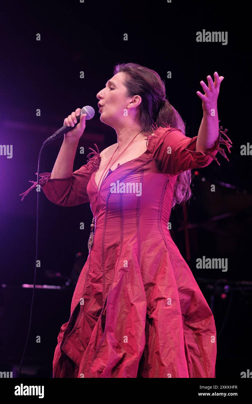 Die Sängerin Dulce Pontes tritt am 19. Juni 2024 im Teatro Albeniz auf 2024. Mit: Dulce Pontes Wo: Madrid, Spanien Wann: 22 Jun 2024 Credit: Oscar Gonzalez/WENN Stockfoto