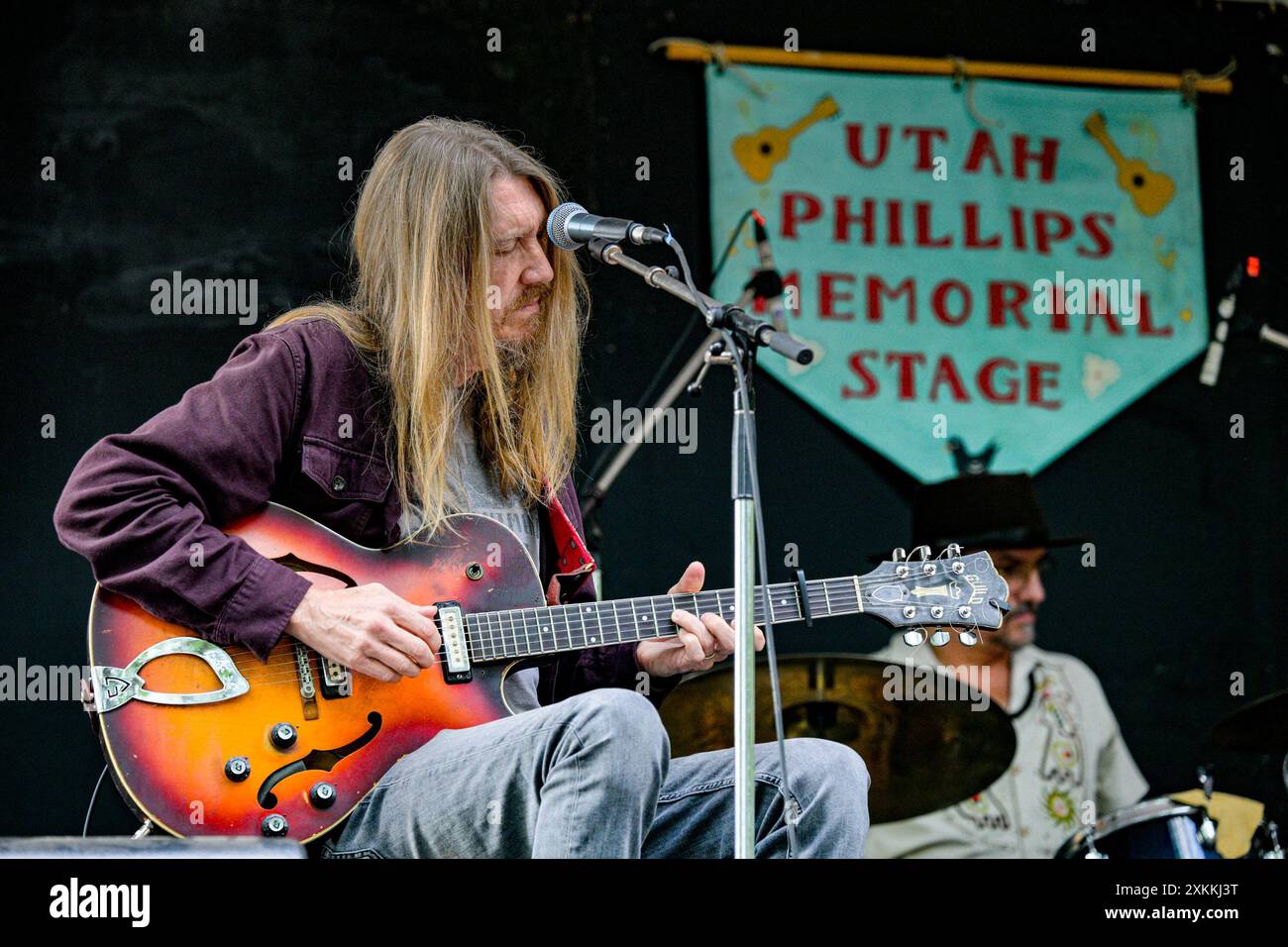 Musiker Oliver Wood, The Wood Brothers, Vancouver Folk Music Festival, Vancouver, British Columbia, Kanada, Stockfoto