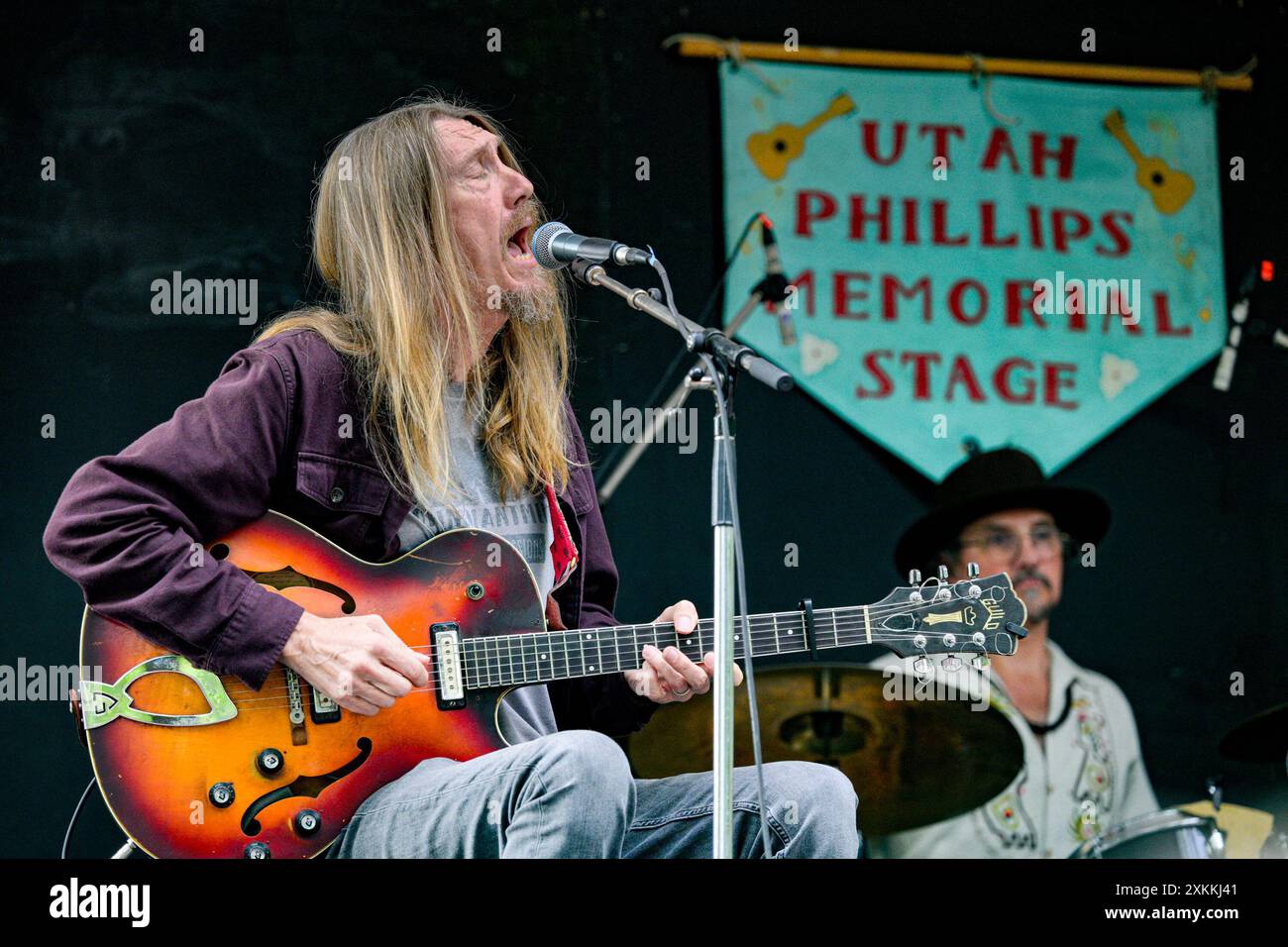 Musiker Oliver Wood, The Wood Brothers, Vancouver Folk Music Festival, Vancouver, British Columbia, Kanada, Stockfoto