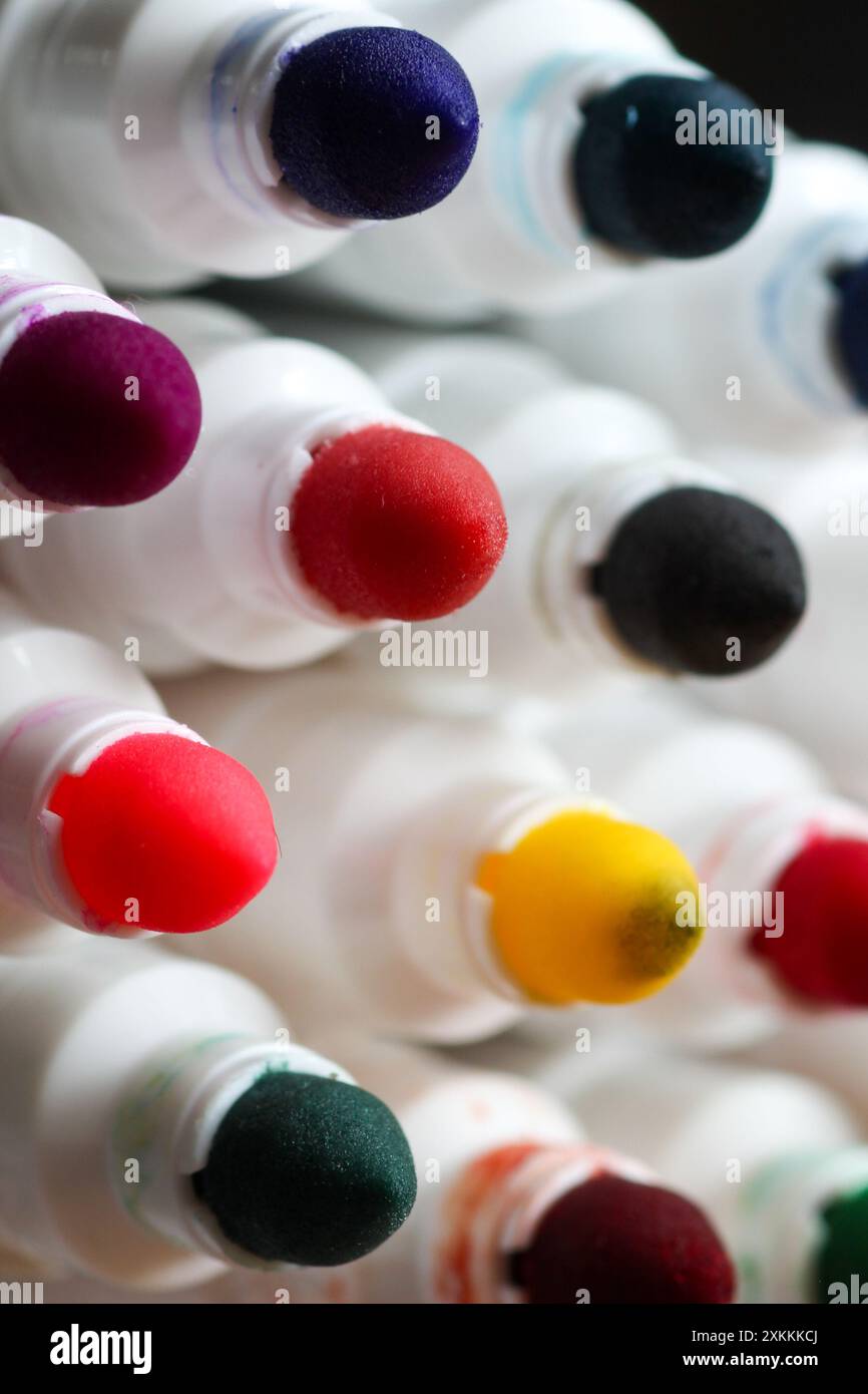 Nahaufnahme der farbigen Filzstiftspitzen Stockfoto