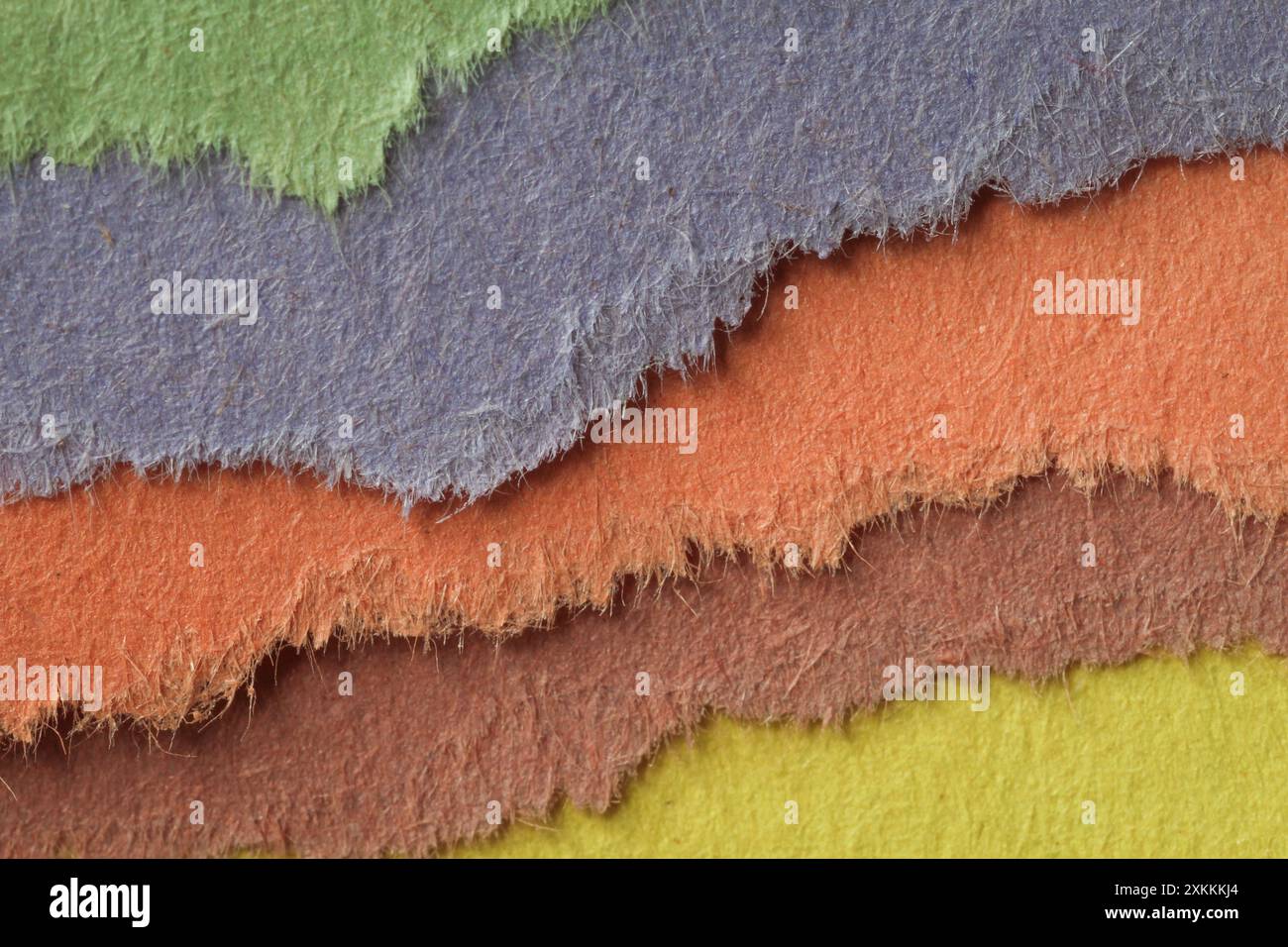 Abstraktes Bild von zerrissenem Konstruktionspapier, das die Textur hervorhebt Stockfoto