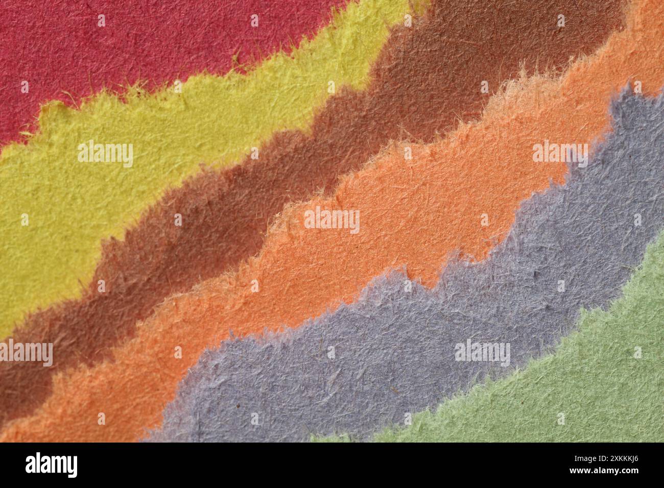 Abstraktes Bild von zerrissenem Konstruktionspapier, das die Textur hervorhebt Stockfoto