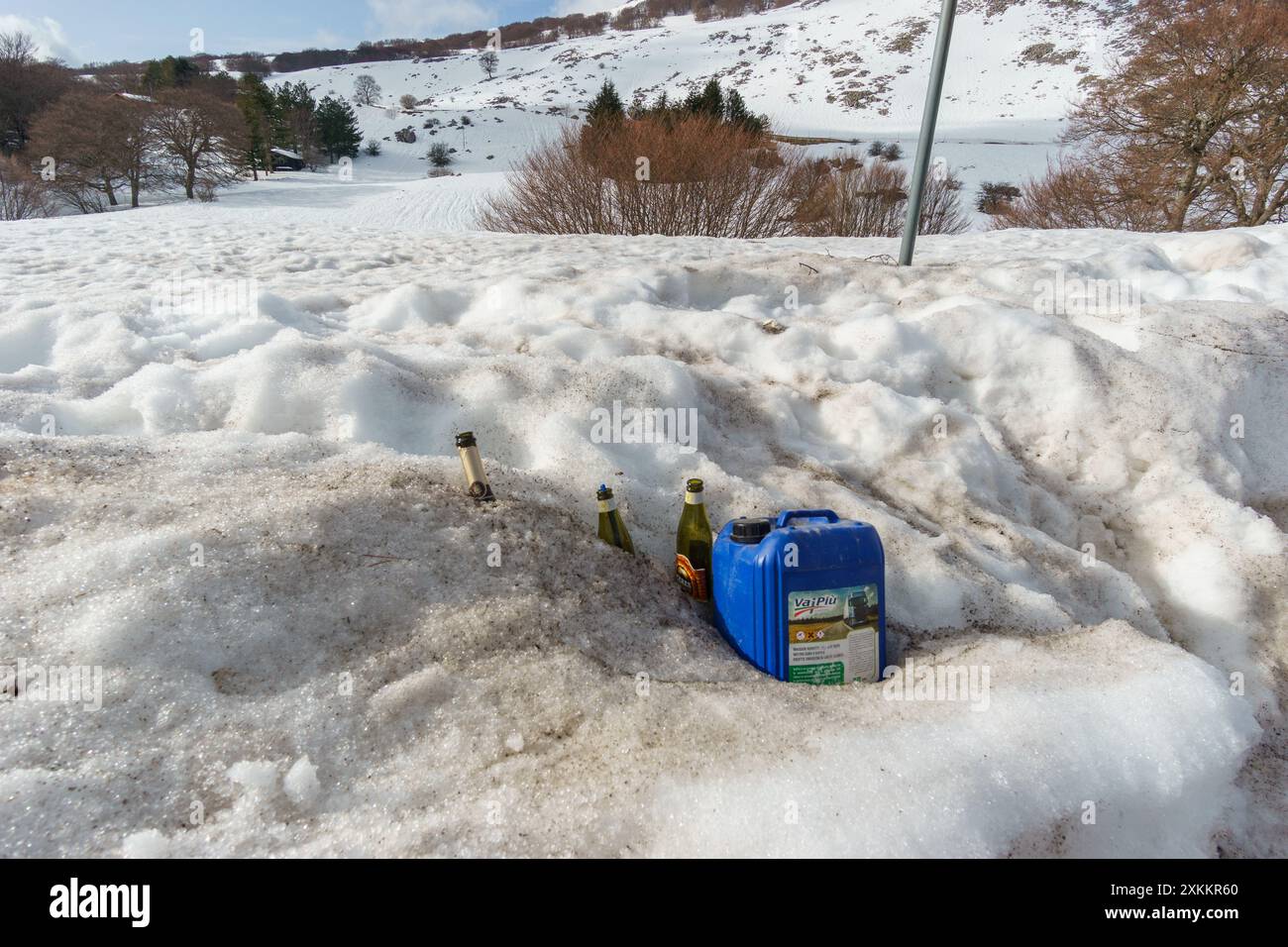 Leere Glasflaschen und Plastikkanister im Schnee von Skitouristen im Madonie Naturpark im Winter, Sizilien, Italien Stockfoto