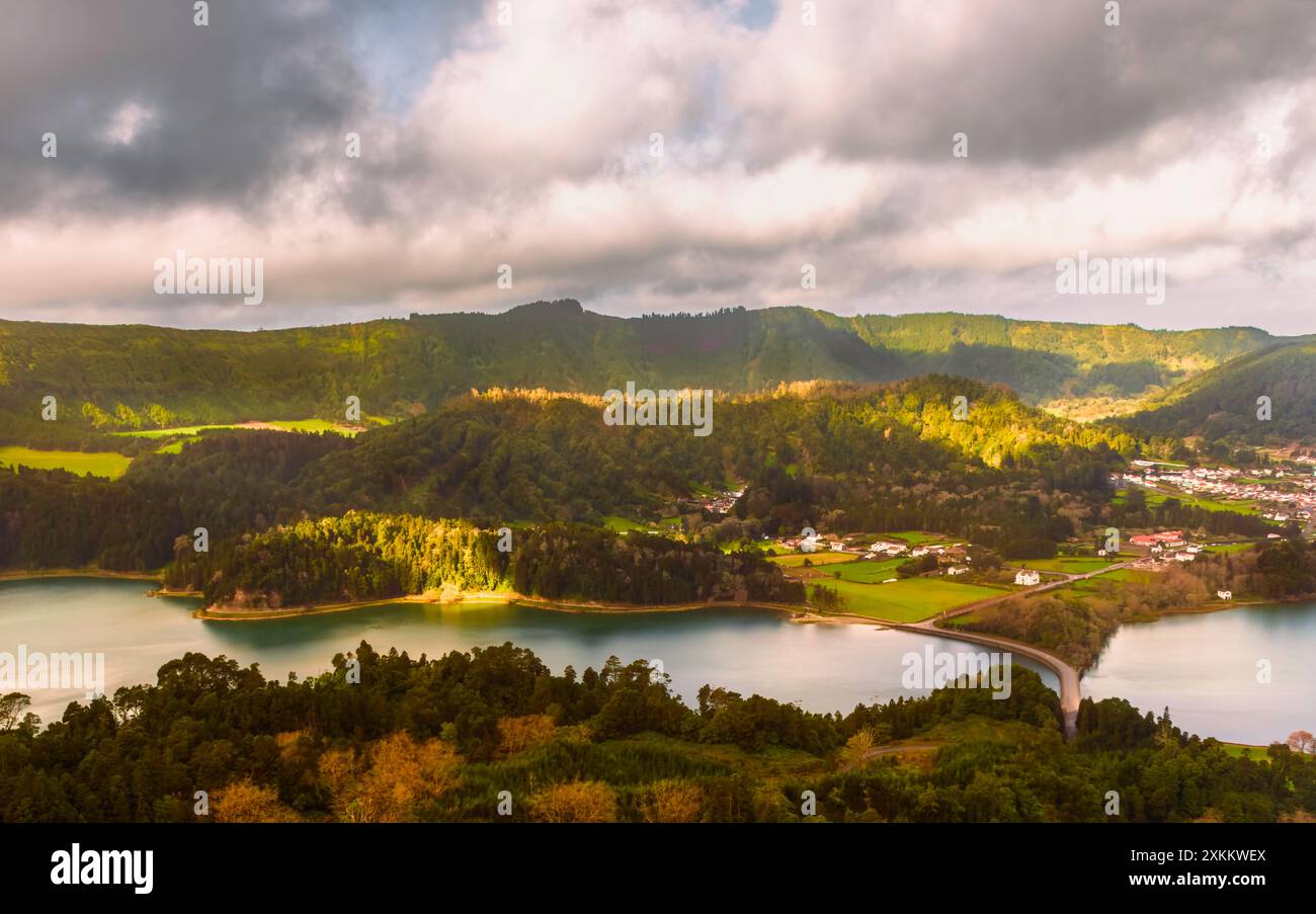 Wunderschöner Blick auf den See „Lagoa das Sete Cidades“ in Sieben Städten auf der Insel São Miguel, Azoren, Portugal. Stockfoto