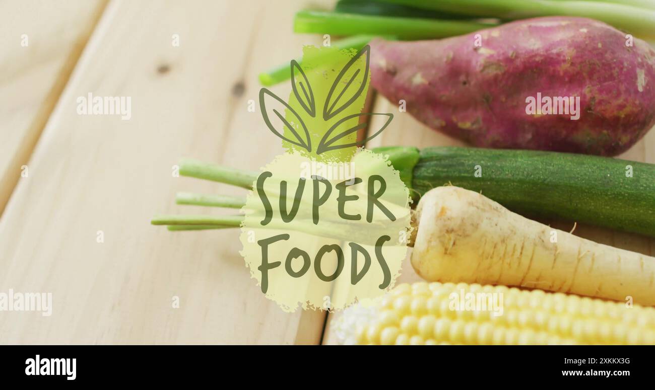 Superfood-Textbild über frischem Gemüse auf Holzoberfläche Stockfoto