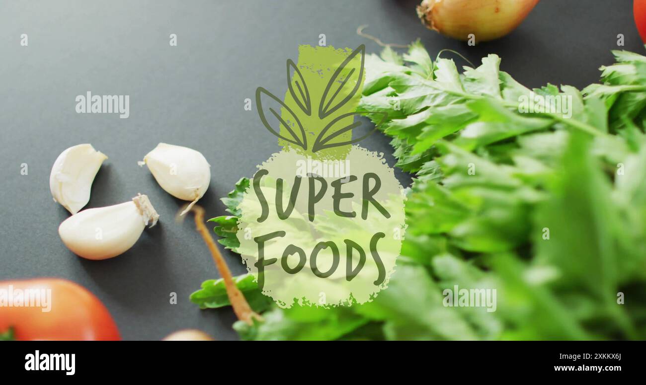 Superfood-Text über frischem Gemüse, einschließlich Knoblauch, Zwiebeln und Blattgemüse Stockfoto