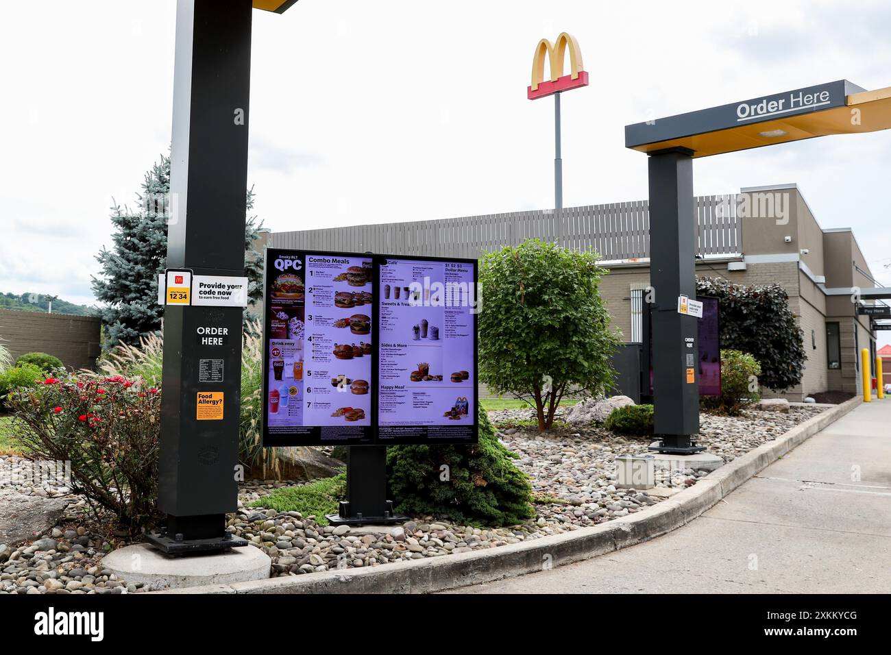 Nescopeck, Usa. Juli 2024. Am 23. Juli 2024 in der Nähe von Nescopeck, Pennsylvania, zeigen die Menüs in einem McDonald's Restaurant verschiedene Optionen. McDonald's verlängert sein beliebtes 5-Dollar-Angebot in den meisten US-Restaurants über die anfängliche vierwöchige Laufzeit hinaus, die am 25. Juni begann. Die Mahlzeit im Wert von 5 $ umfasst eine Auswahl zwischen einem McDouble Burger oder McChicken Sandwich, einem vierteiligen Huhn McNuggets, kleinen Pommes Frites und einem kleinen alkoholfreien Getränk. (Foto: Paul Weaver/SIPA USA) Credit: SIPA USA/Alamy Live News Stockfoto