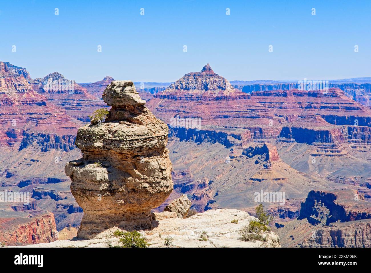 Aus nächster Nähe erodierte Felsformation mit Blick auf den farbenfrohen Grand Canyon Stockfoto