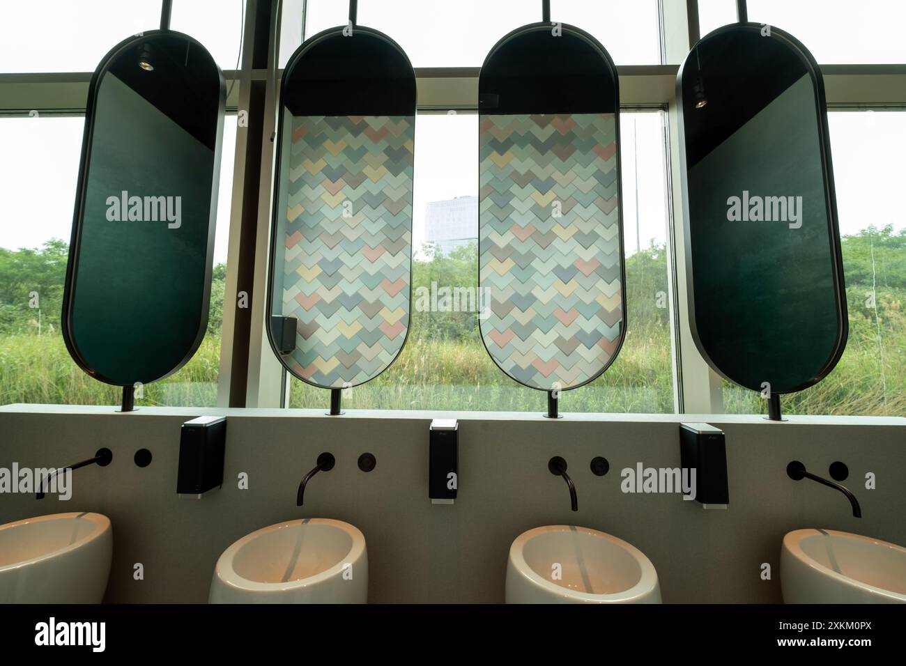 18.06.2023, Niederlande, Nordholland, Amsterdam - Waschbecken in einer Hoteltoilette mit Blick nach außen. 00A230618D139CAROEX.JPG [MODELLVERSION: NEIN Stockfoto