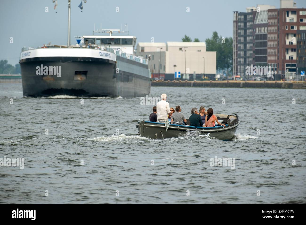 18.06.2023, Niederlande, Nordholland, Amsterdam - Bootsverkehr auf der Amstel, Blick von der Rückseite des Centraal Station. 00A230618D202CAROEX.JPG [MODELL Stockfoto