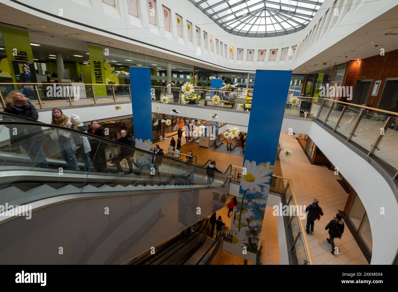 02.04.2024, Deutschland, Schleswig-Holstein, Lübeck - Einkaufszentrum mit Frühlingsdekoration im Stadtzentrum. 00A240402D011CAROEX.JPG [MODELLVERSION: Stockfoto