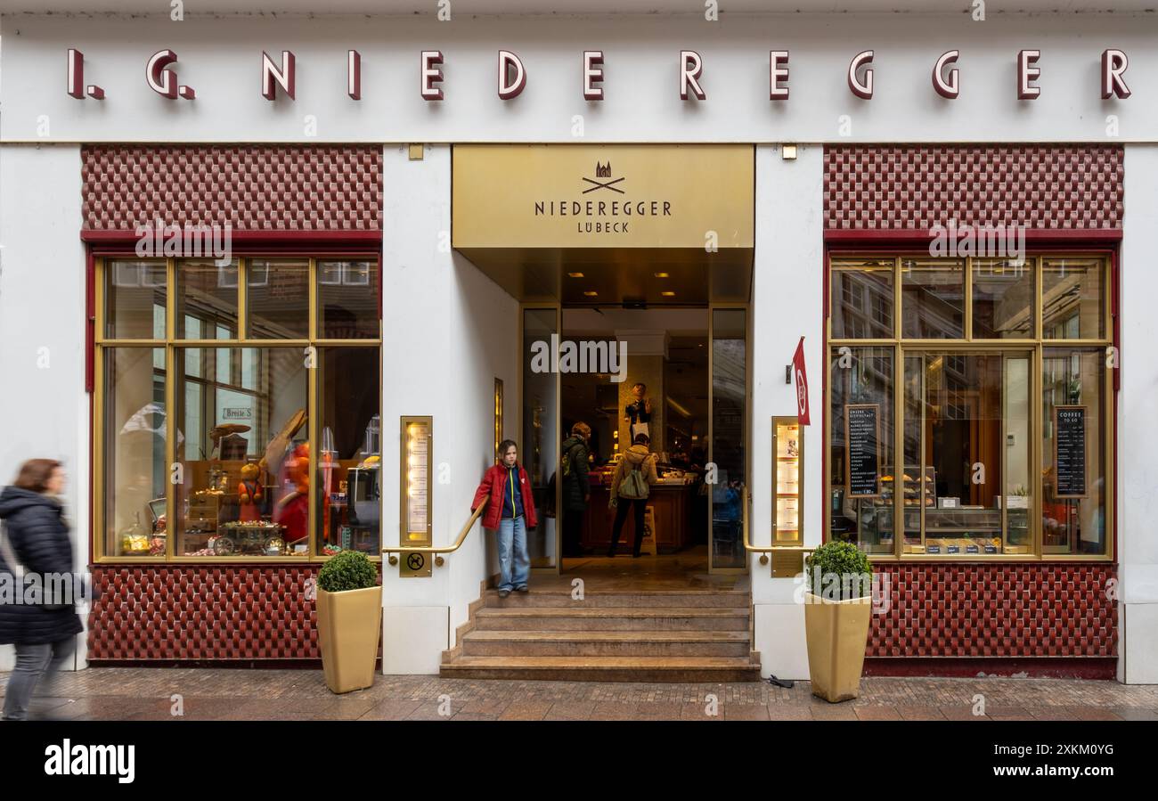 02.04.2024, Deutschland, Schleswig-Holstein, Lübeck - Cafe Niederegger der Traditionsmarke Niederegger bekannt für Lübeck Marzipan. 00A240402D070CARO Stockfoto