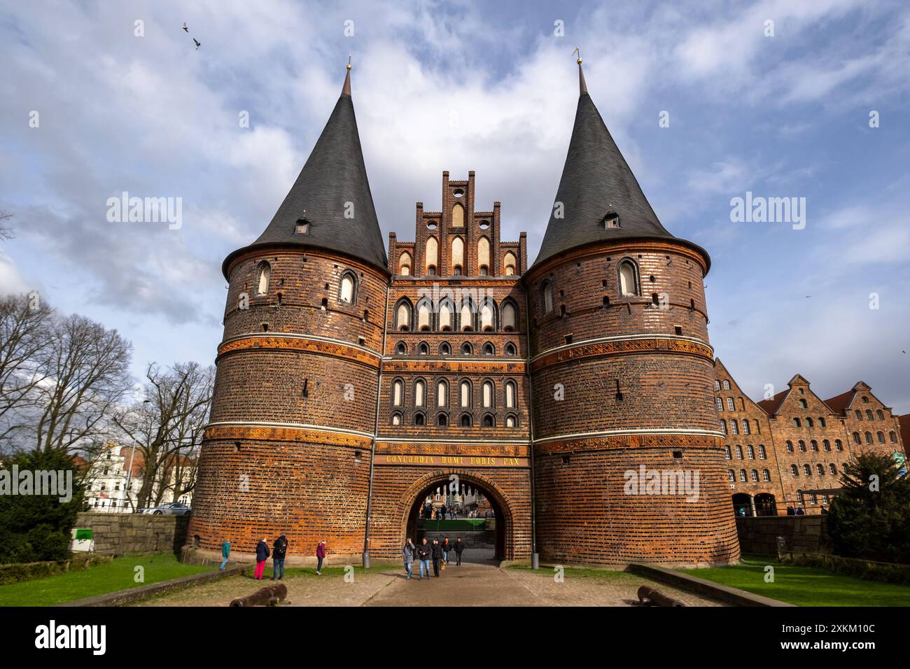 02.04.2024, Deutschland, Schleswig-Holstein, Lübeck - das 1478 erbaute Holstentor (Backsteingotik) ist das Wahrzeichen der Hansestadt. Ansicht von Stockfoto