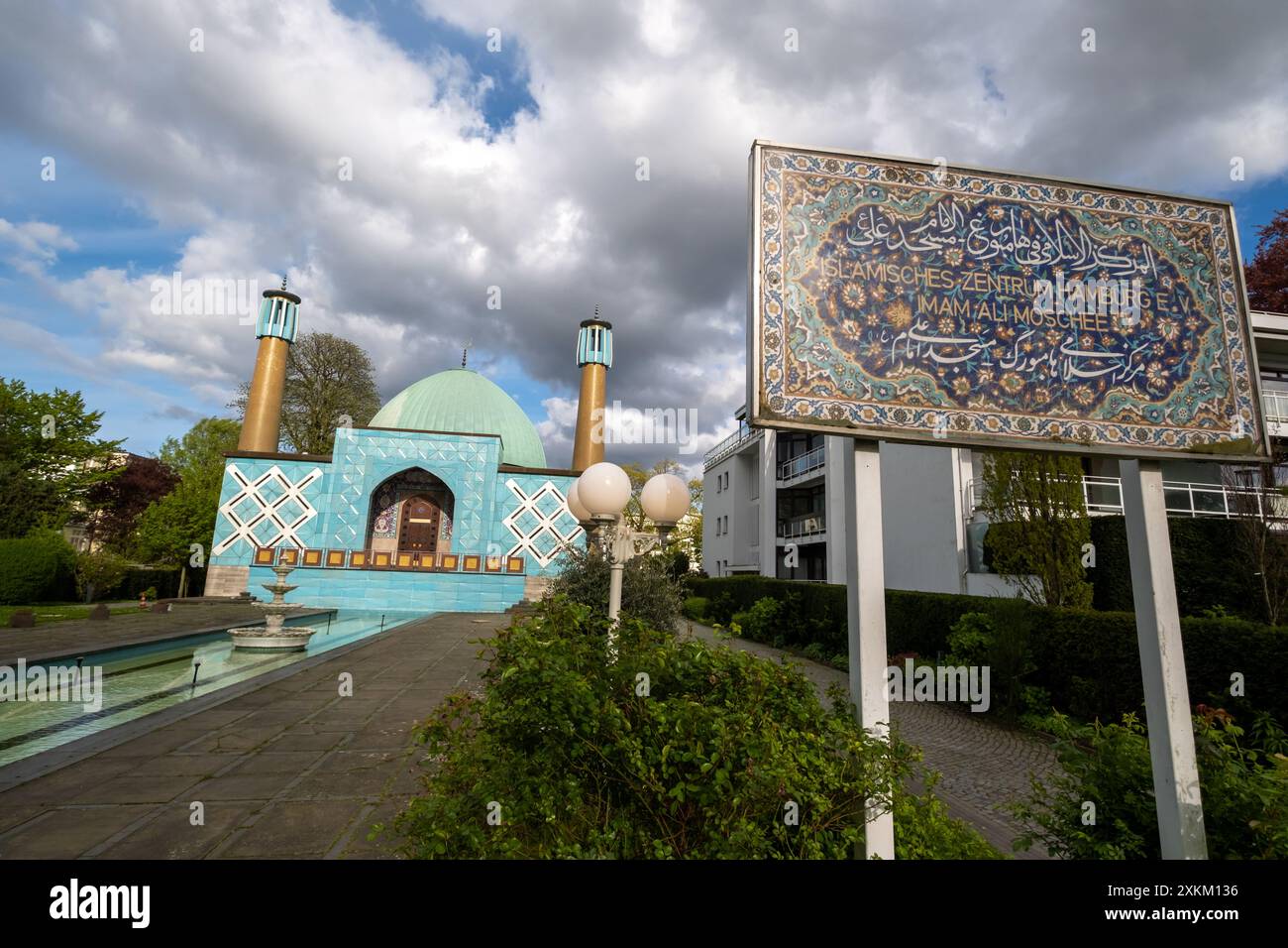 18.04.2024, Deutschland, Hamburg, Hamburg - die Blaue Moschee, Touristenattraktion und Teil des Islamischen Zentrums Hamburg e.V. (IZH) an der Außenalster. 00A Stockfoto