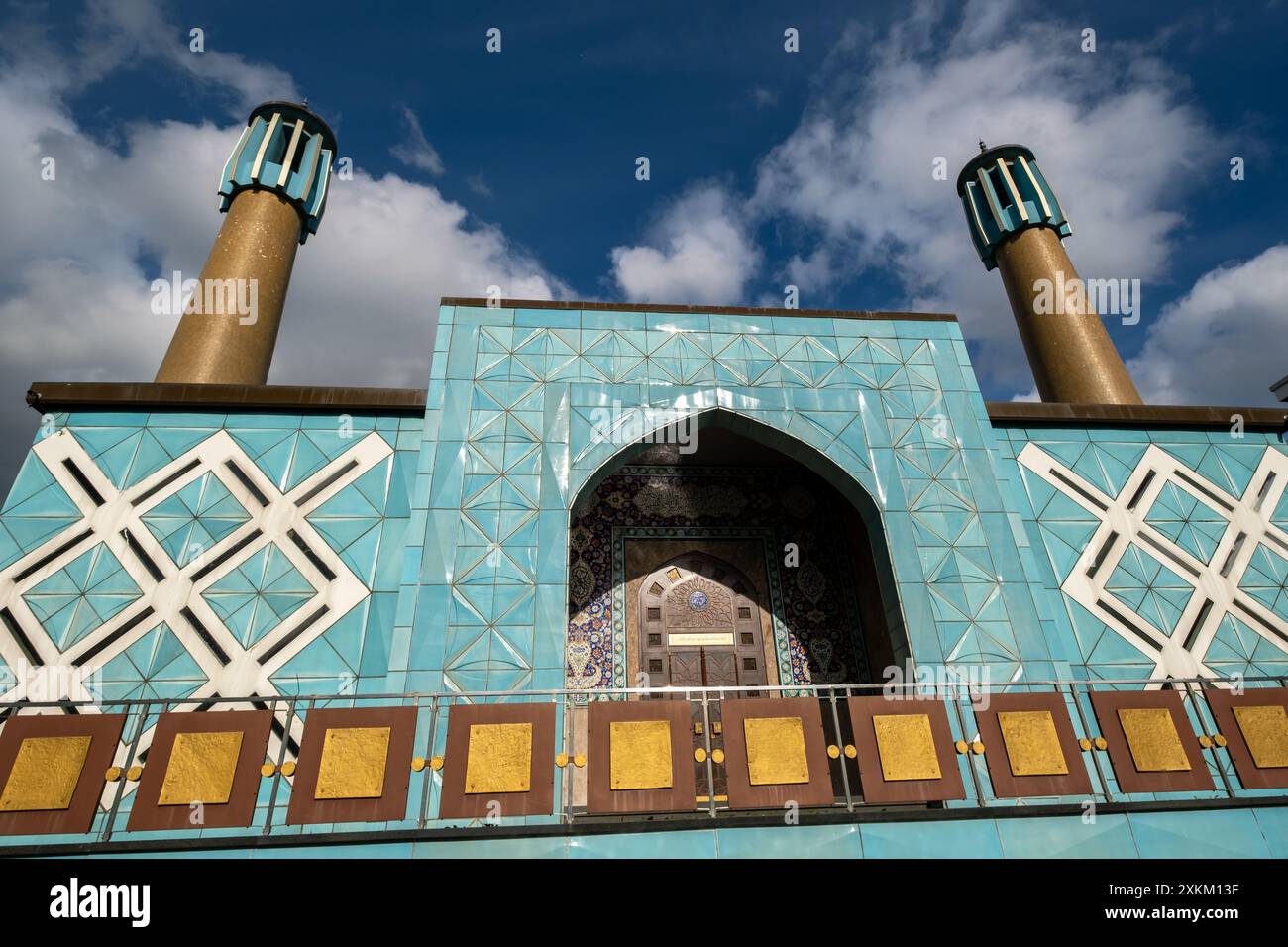 18.04.2024, Deutschland, Hamburg, Hamburg - die Blaue Moschee, Touristenattraktion und Teil des Islamischen Zentrums Hamburg e.V. (IZH) an der Außenalster. 00A Stockfoto