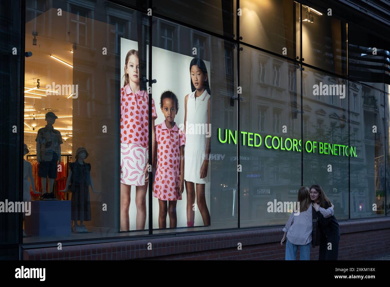 29.05.2024, Polen, Wielkopolska, Posen - Schaufenster der Vereinigten Farben von Benetton, Einkaufszentrum Stary Browar. 00A240529D018CAROEX.JPG [MODELL RELE Stockfoto