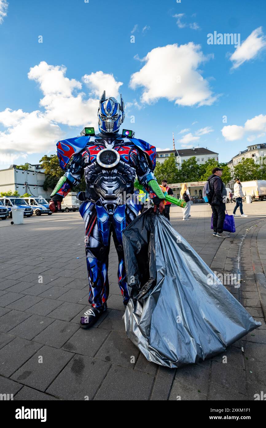 19.06.2024, Deutschland, Hamburg, Hamburg - Einlagensammler in Originalverkleidung bei der UEFAEURO2024. 00A240619D245CAROEX.JPG [MODELLVERSION: NEIN, RICHTIG Stockfoto