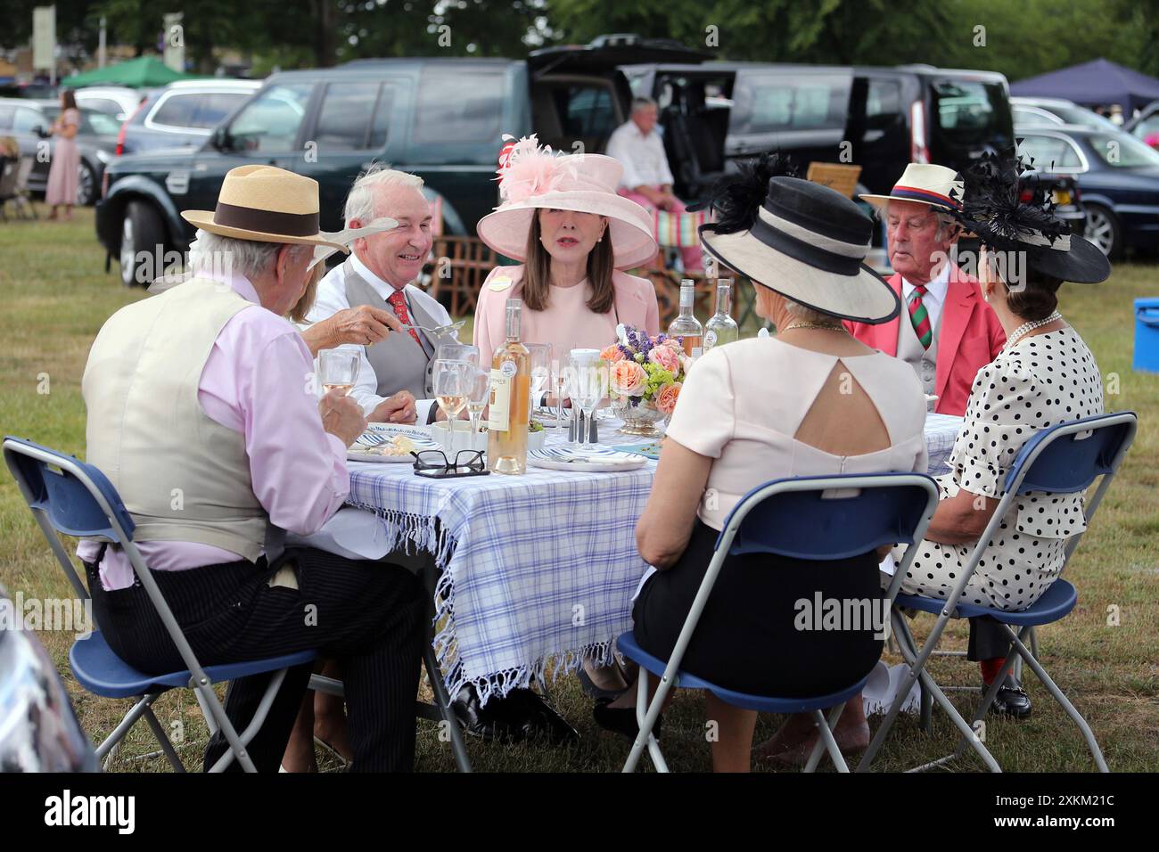 21.06.2023, Vereinigtes Königreich, Windsor, Ascot - Leute, die während der Royal Ascot Rennwoche auf dem Parkplatz picknicken. 00S230621D220CAROEX.JPG [MODELLVERSION: N Stockfoto