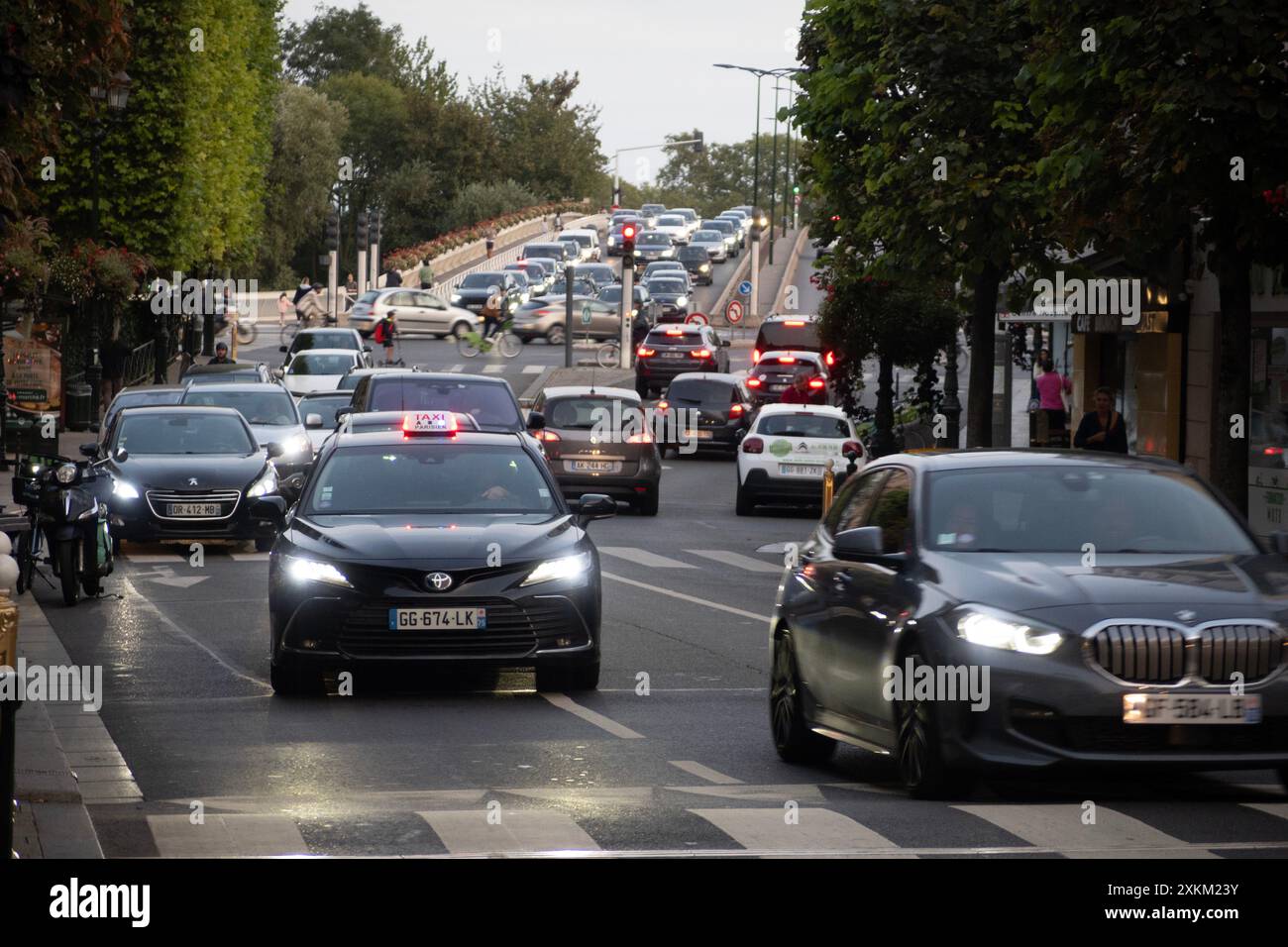 29.09.2023, Frankreich, Ile de France, Puteaux - Straßenverkehr an der Pont de Puteaux. 00S230929D112CAROEX.JPG [MODELLVERSION: NEIN, EIGENSCHAFTSFREIGABE: NEIN (C) Stockfoto