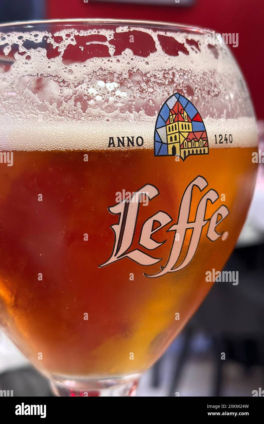 29.09.2023, Frankreich, Paris - Glas des Bierherstellers Leffe. 00S230929D113CAROEX.JPG [MODELLFREIGABE: NICHT zutreffend, EIGENSCHAFTSFREIGABE: NEIN c) c Stockfoto