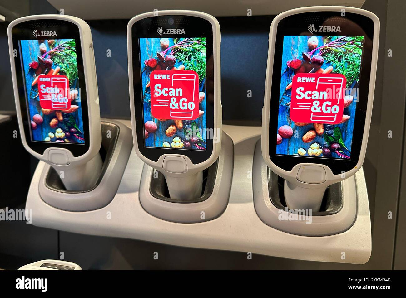 26.01.2024, Deutschland, , Berlin - Scan and Go Handscanner im REWE Supermarkt. 00S240126D584CAROEX.JPG [MODELLVERSION: NICHT ZUTREFFEND, EIGENSCHAFT REL Stockfoto