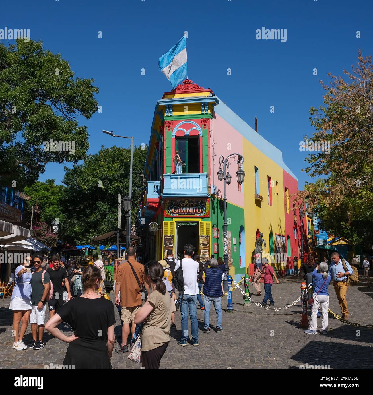 04.03.2024, Argentinien, Buenos Aires, Buenos Aires - La Boca, bunt bemalte Häuser im Hafenviertel rund um die El Caminito Gasse. La Boca Stockfoto