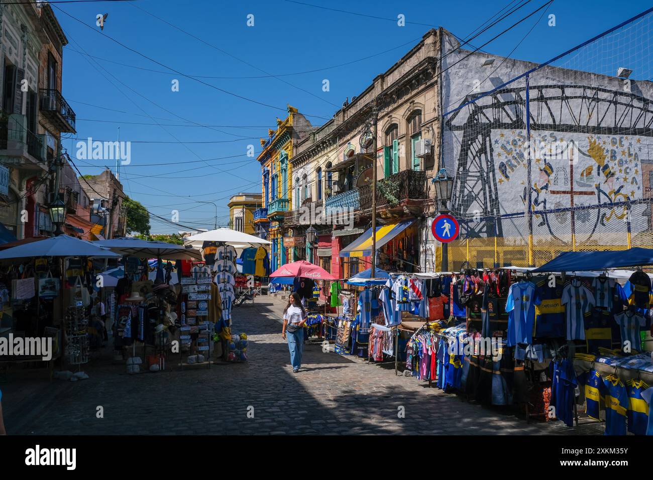 04.03.2024, Argentinien, Buenos Aires, Buenos Aires - La Boca, bunt bemalte Häuser im Hafenviertel rund um die El Caminito Gasse. La Boca Stockfoto