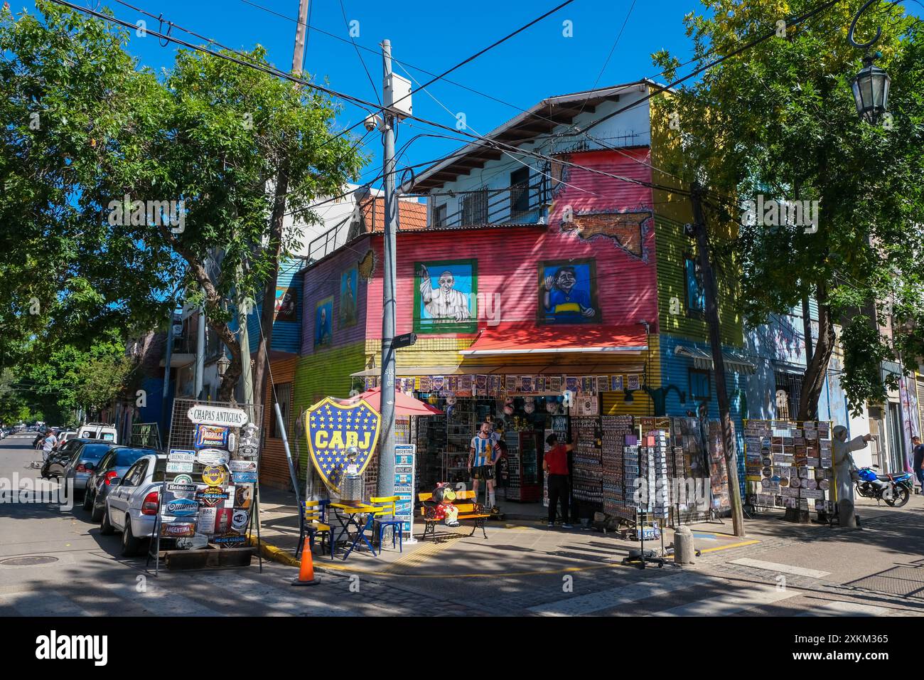 04.03.2024, Argentinien, Buenos Aires, Buenos Aires - La Boca, bunt bemalte Häuser im Hafenviertel rund um die El Caminito Gasse. La Boca Stockfoto